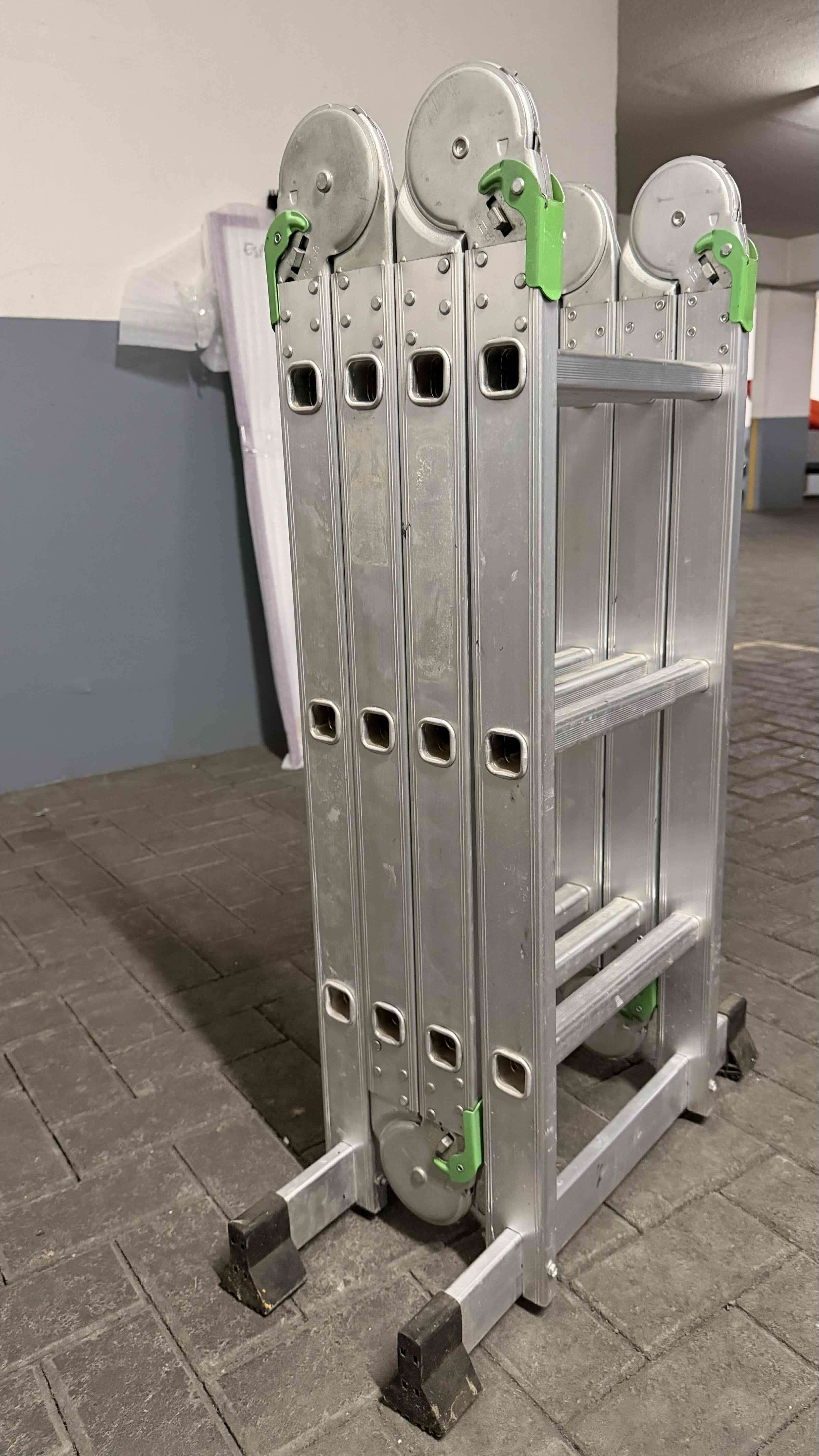 Escalera plegable de aluminio - 2