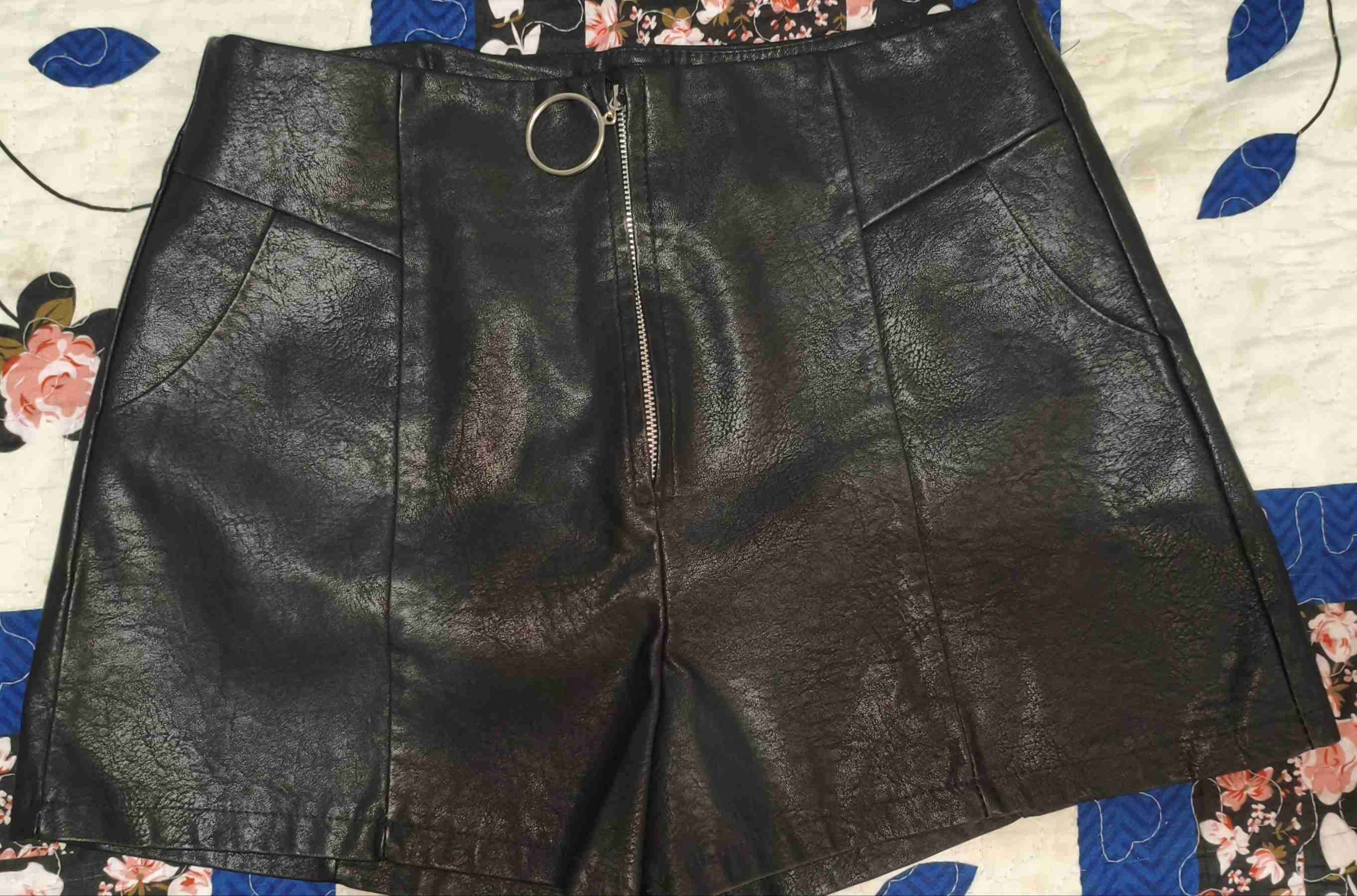 Short de cuero negro con cierre