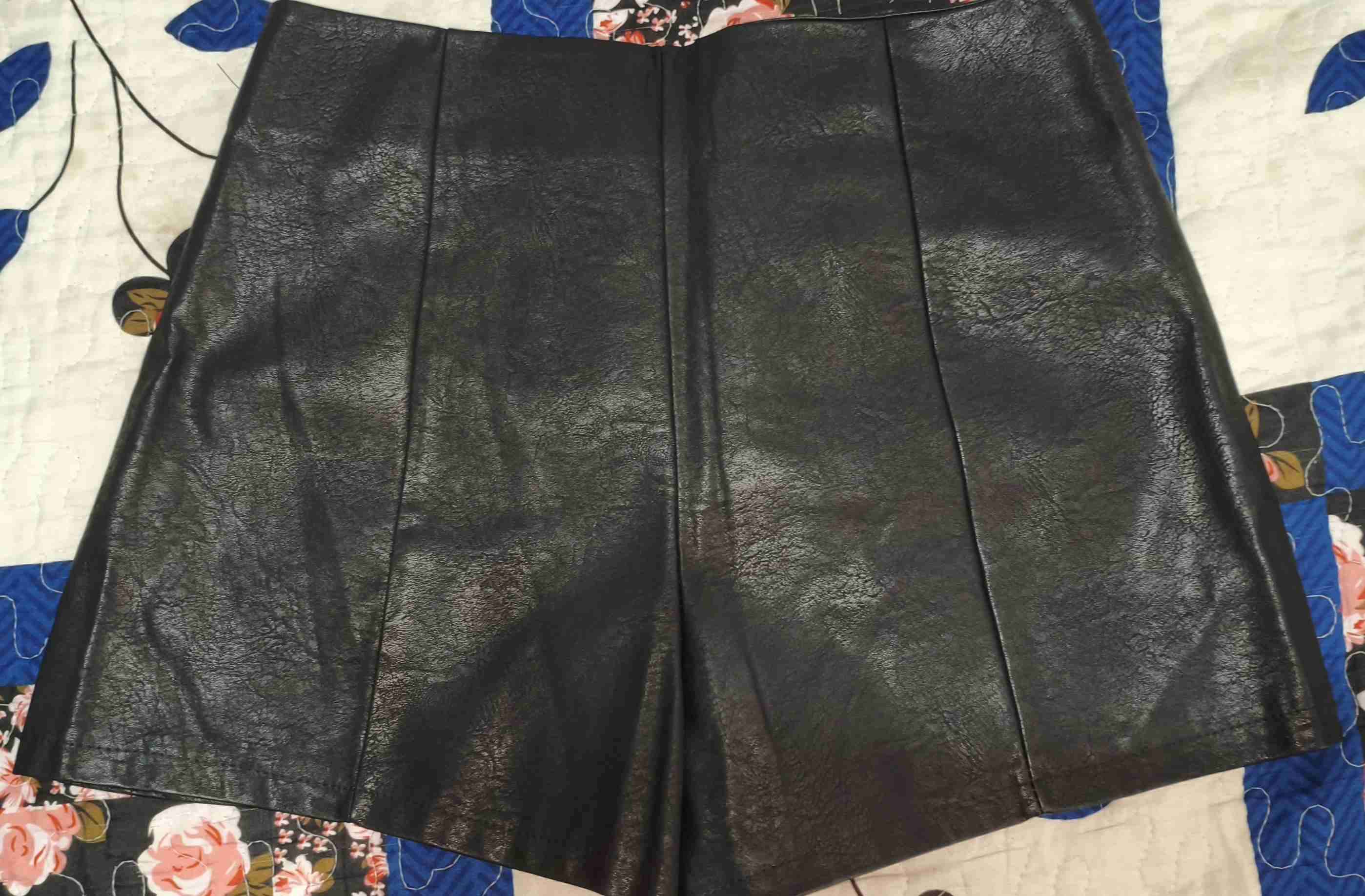 Short de cuero negro con cierre - miniatura 2