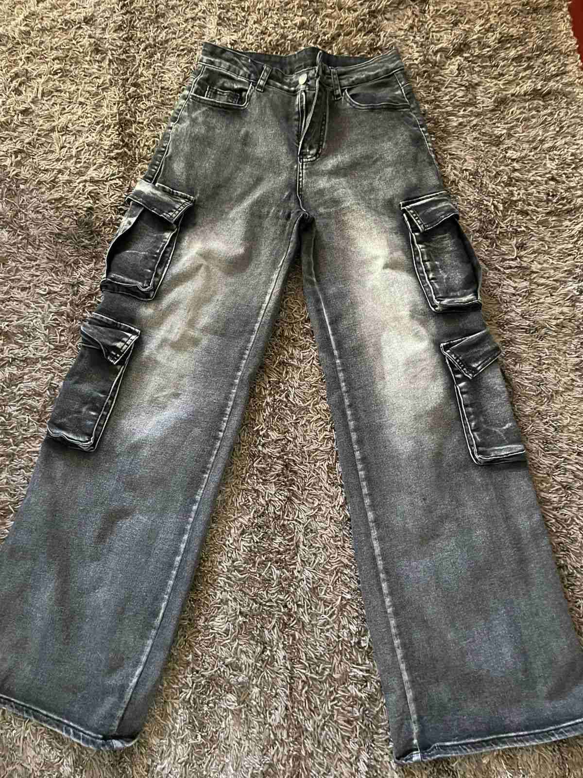 Jeans gris cargo con bolsillos