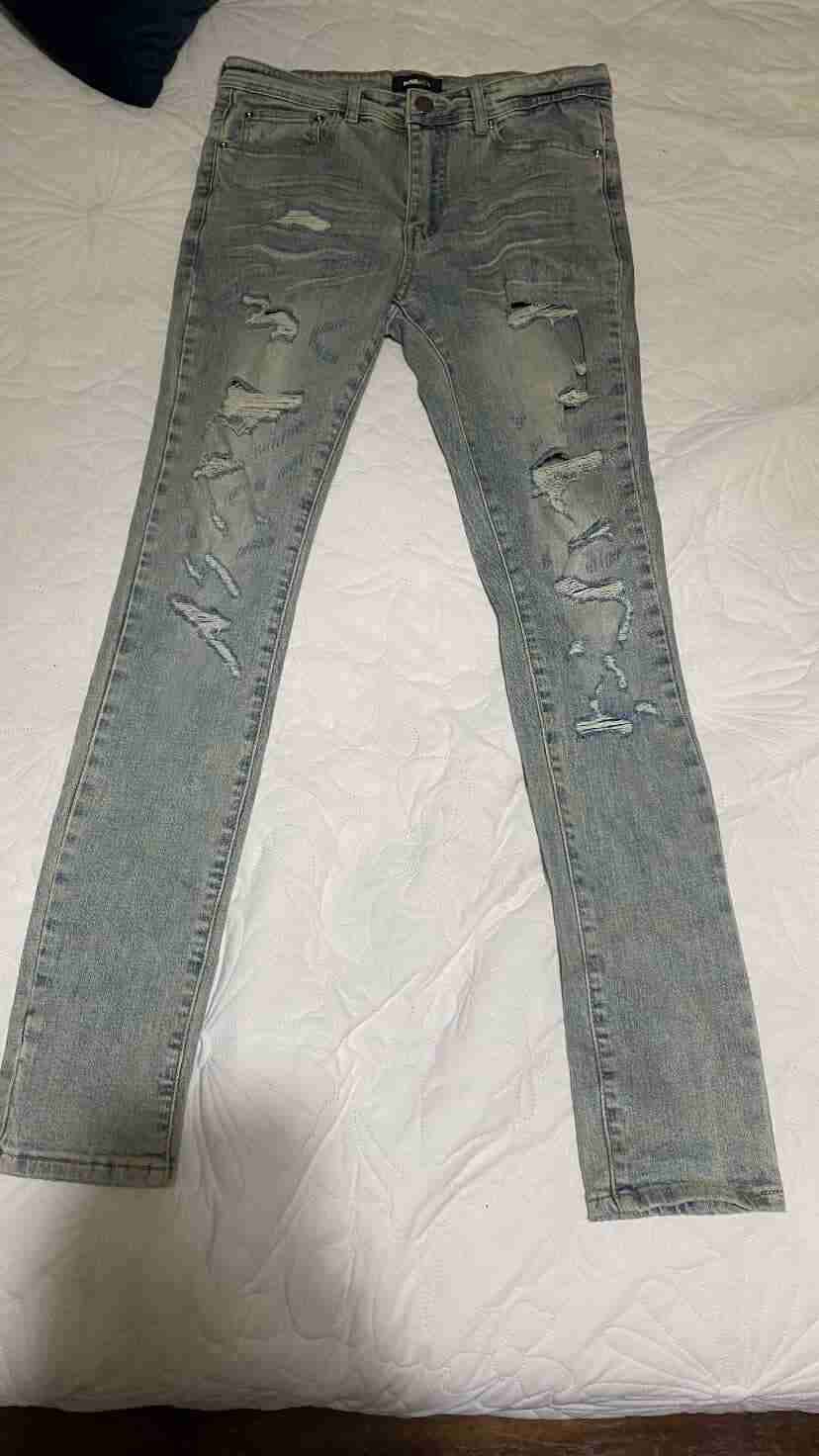 Jeans gris con diseño desgastado