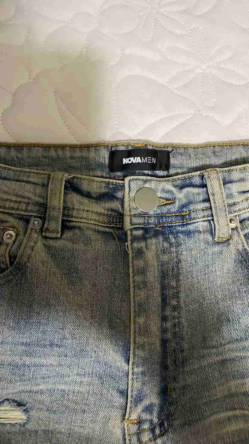 Jeans gris con diseño desgastado - miniatura 2