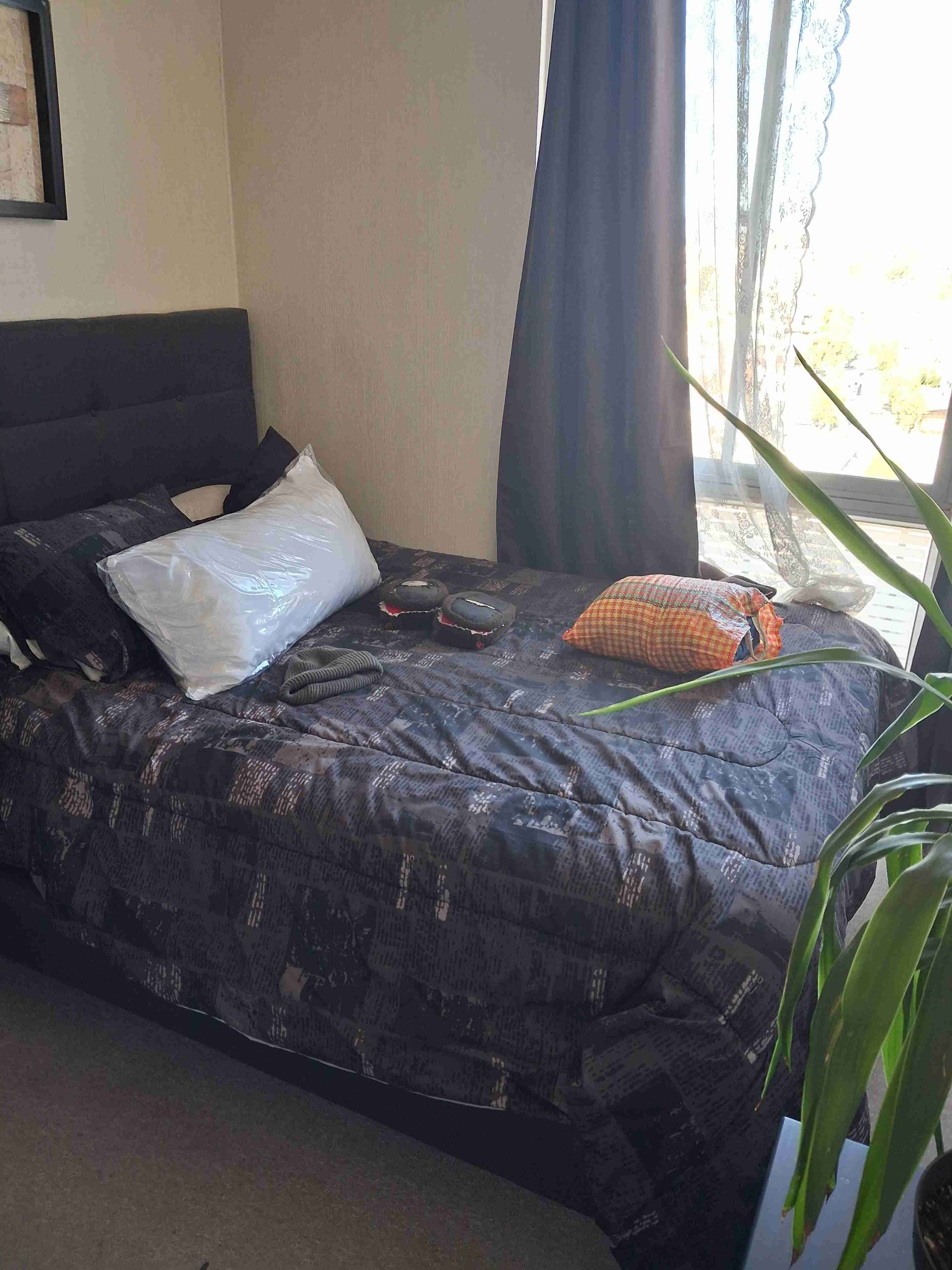 Cama de dos plazas con cobertor