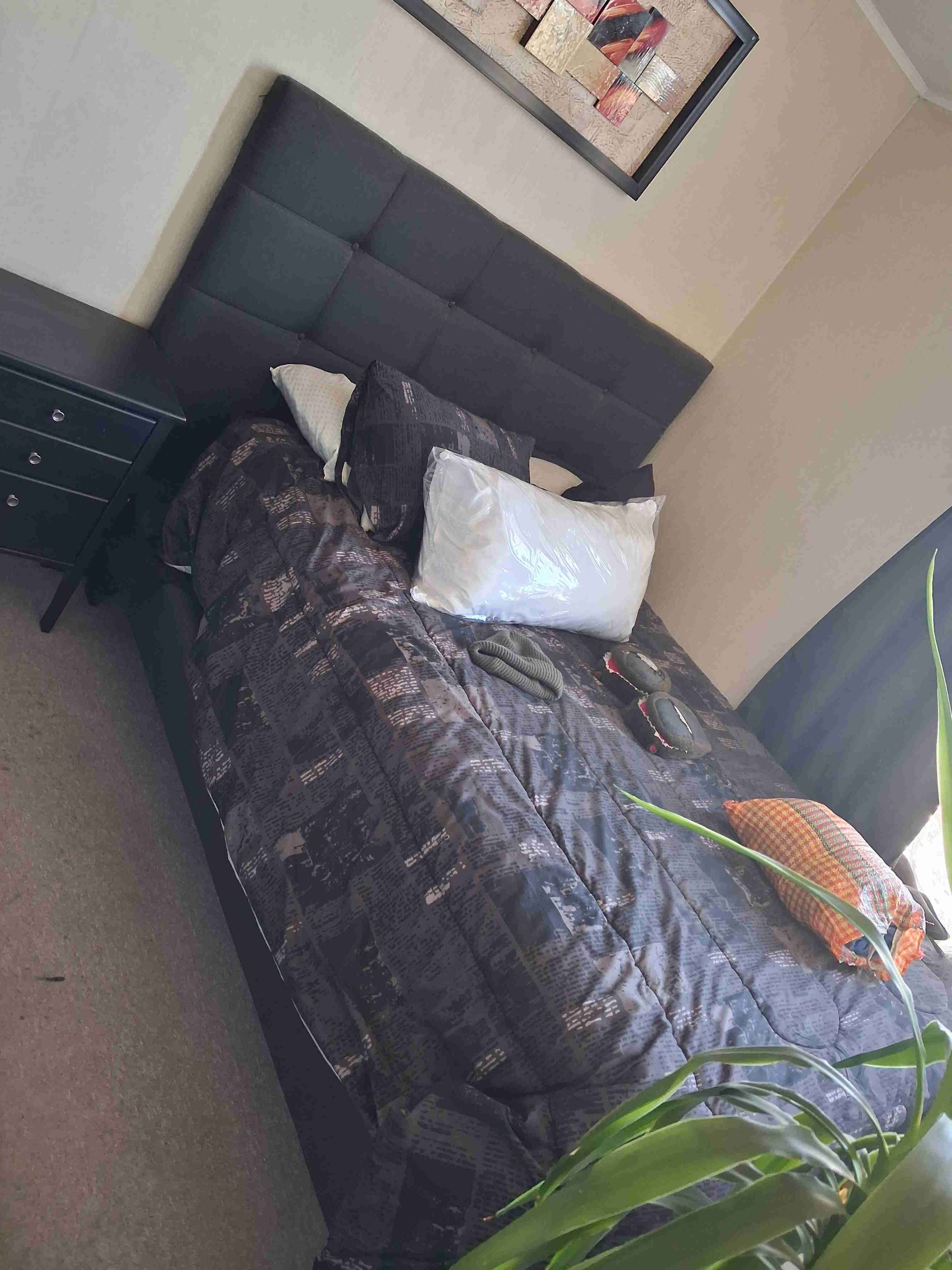 Cama de dos plazas con cobertor - miniatura 2