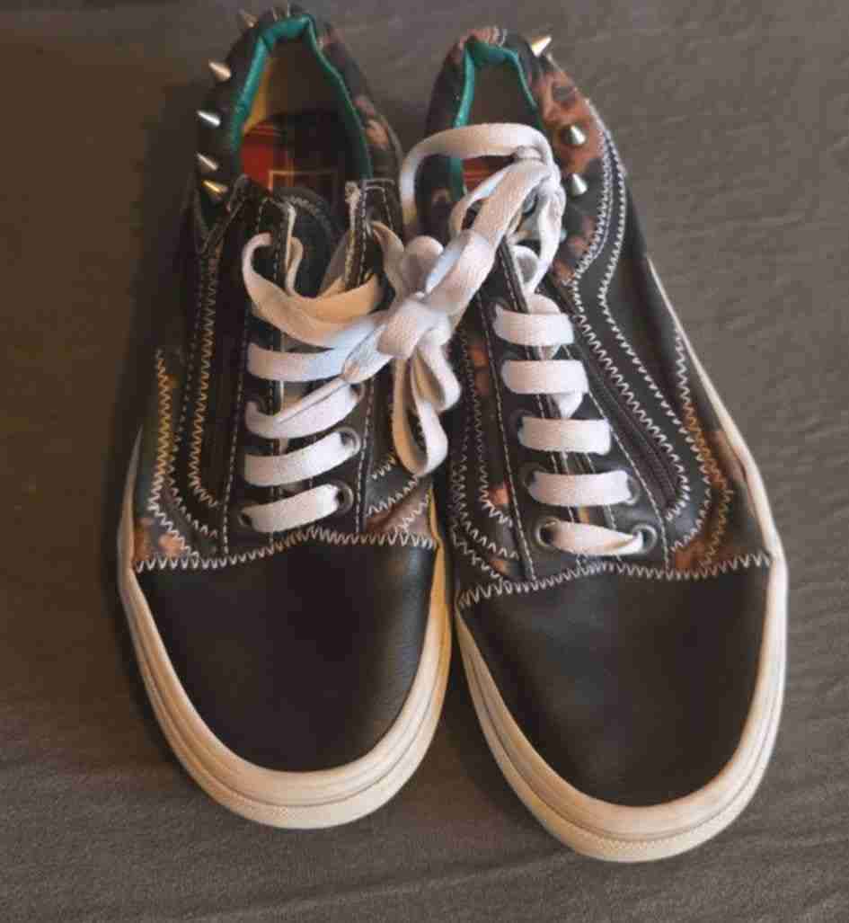 Zapatillas Vans con diseño y tachas