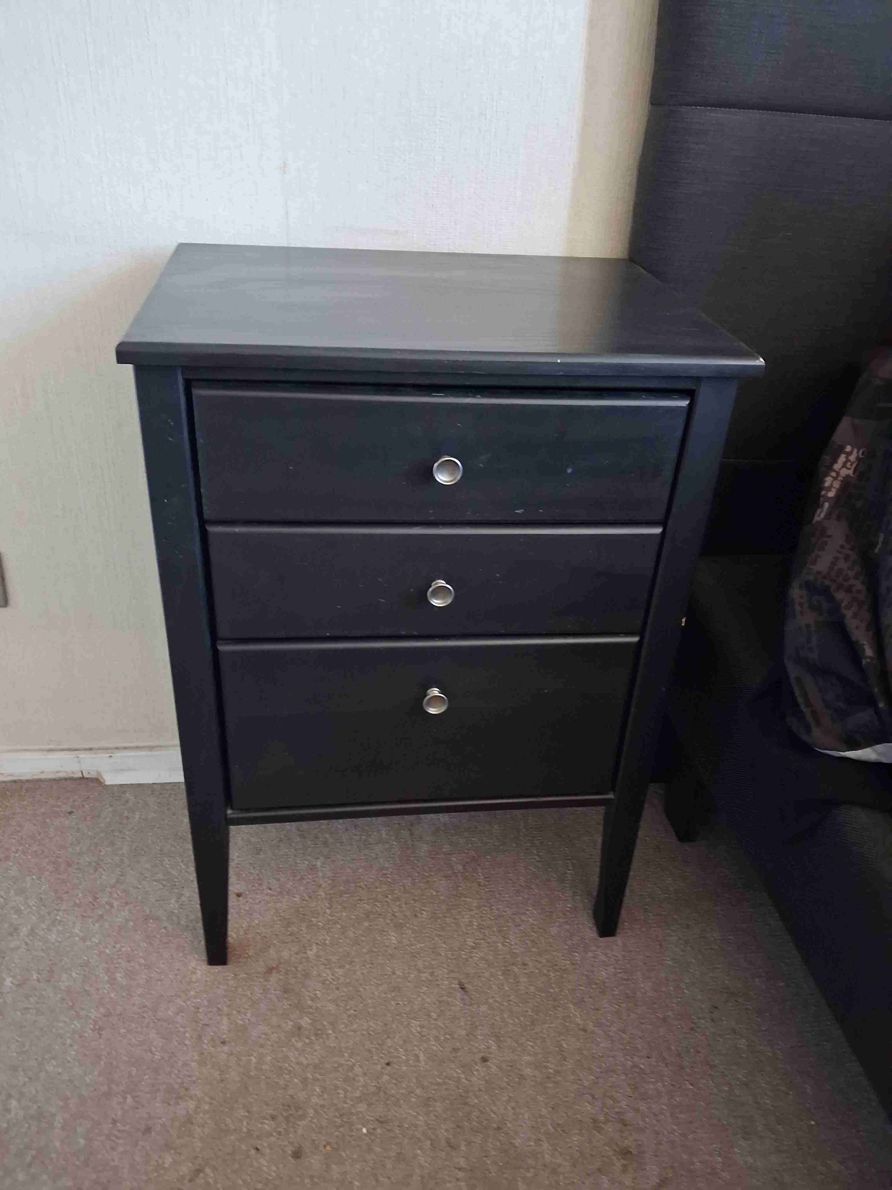 Velador negro de madera