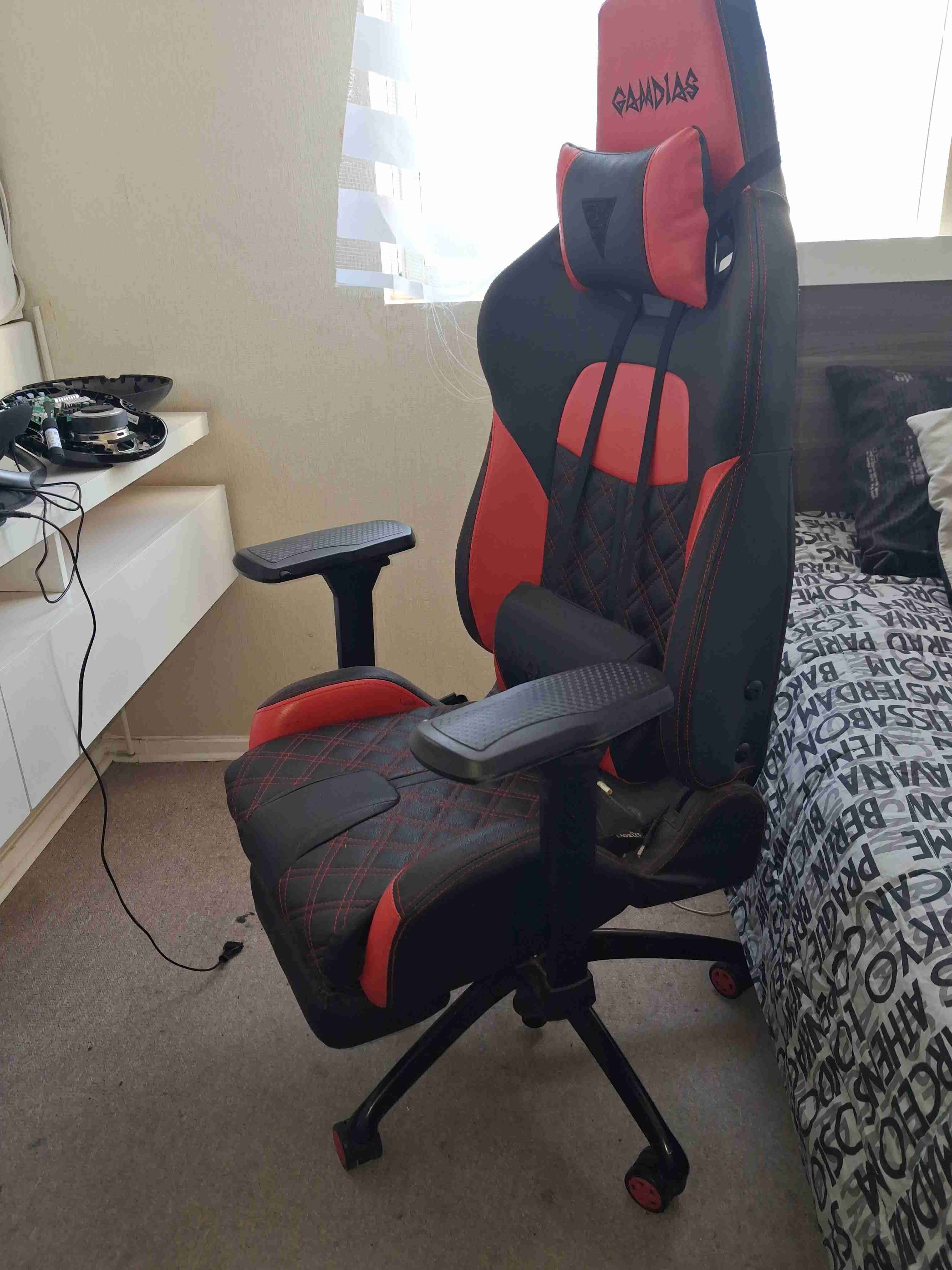 Silla gamer roja y negra