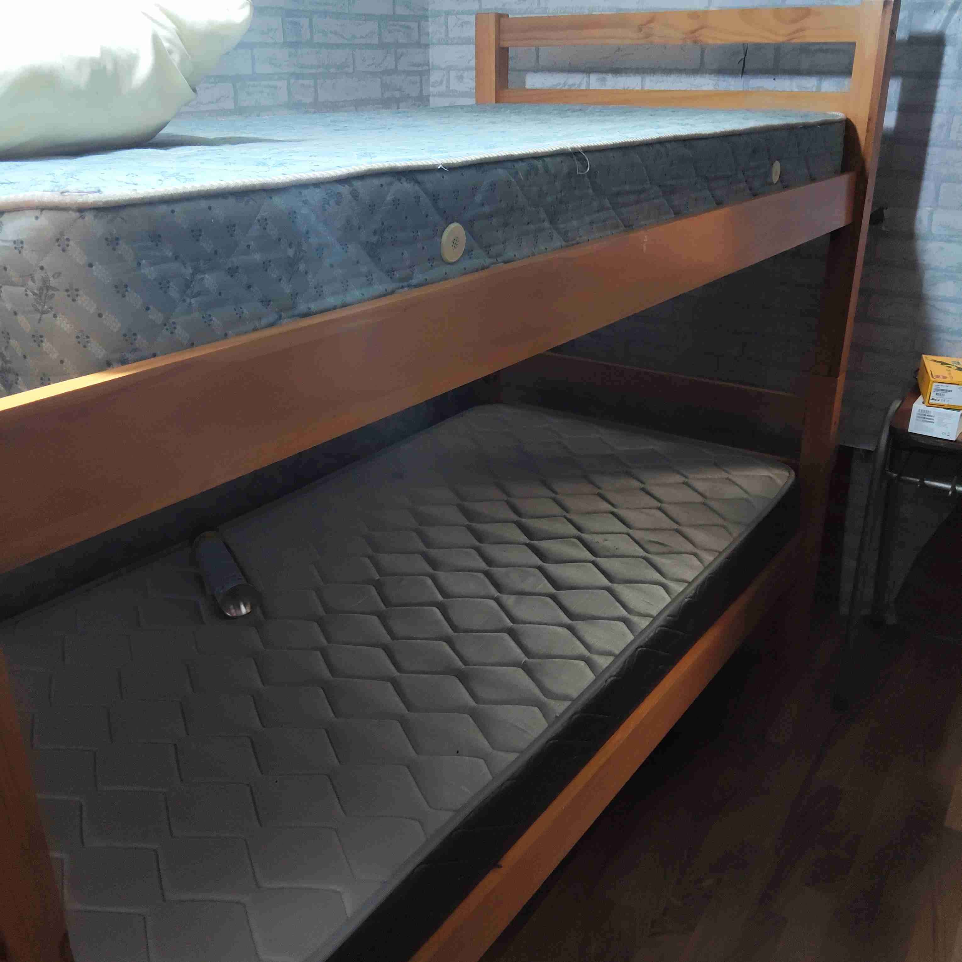 Litera de madera con colchones