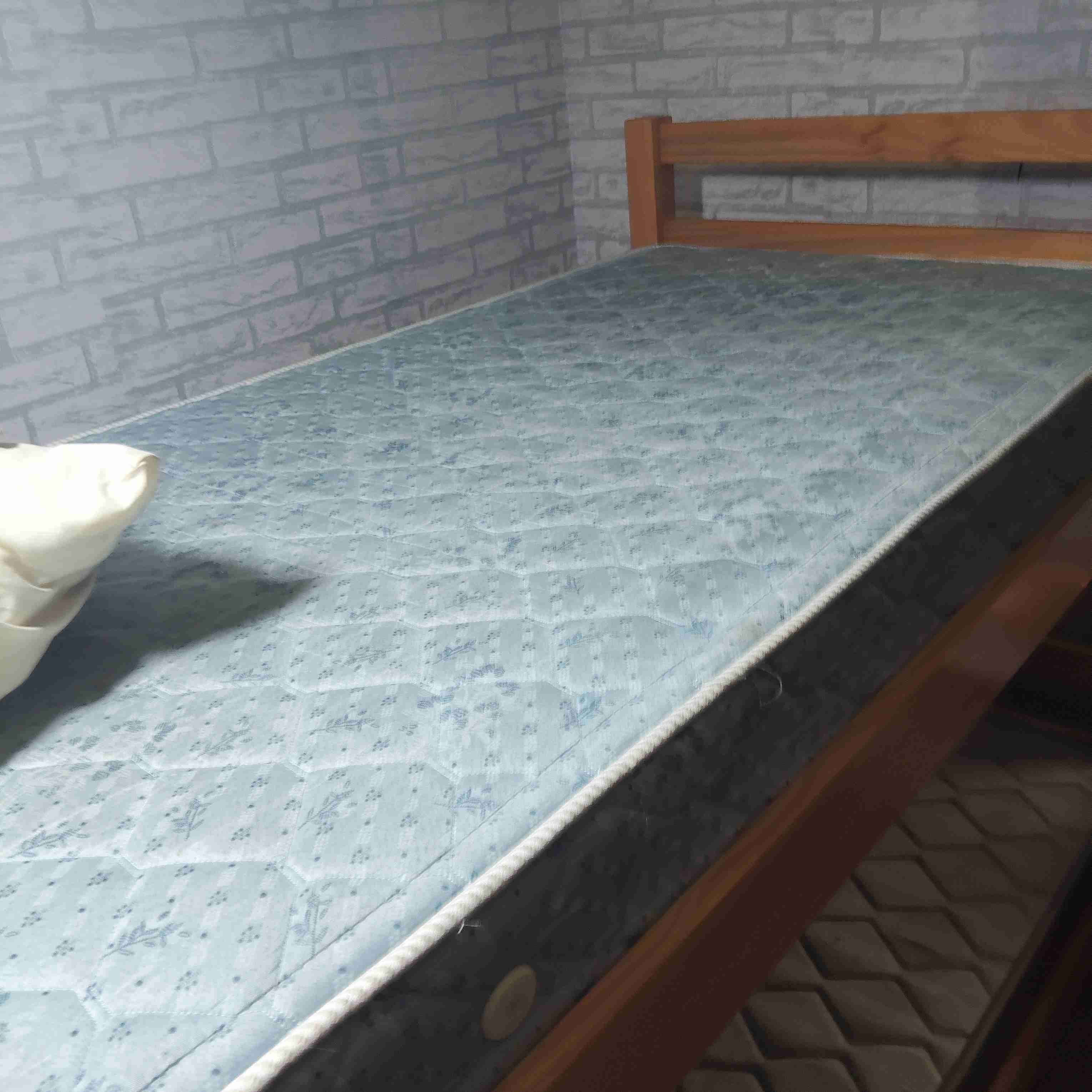 Litera de madera con colchones - miniatura 2