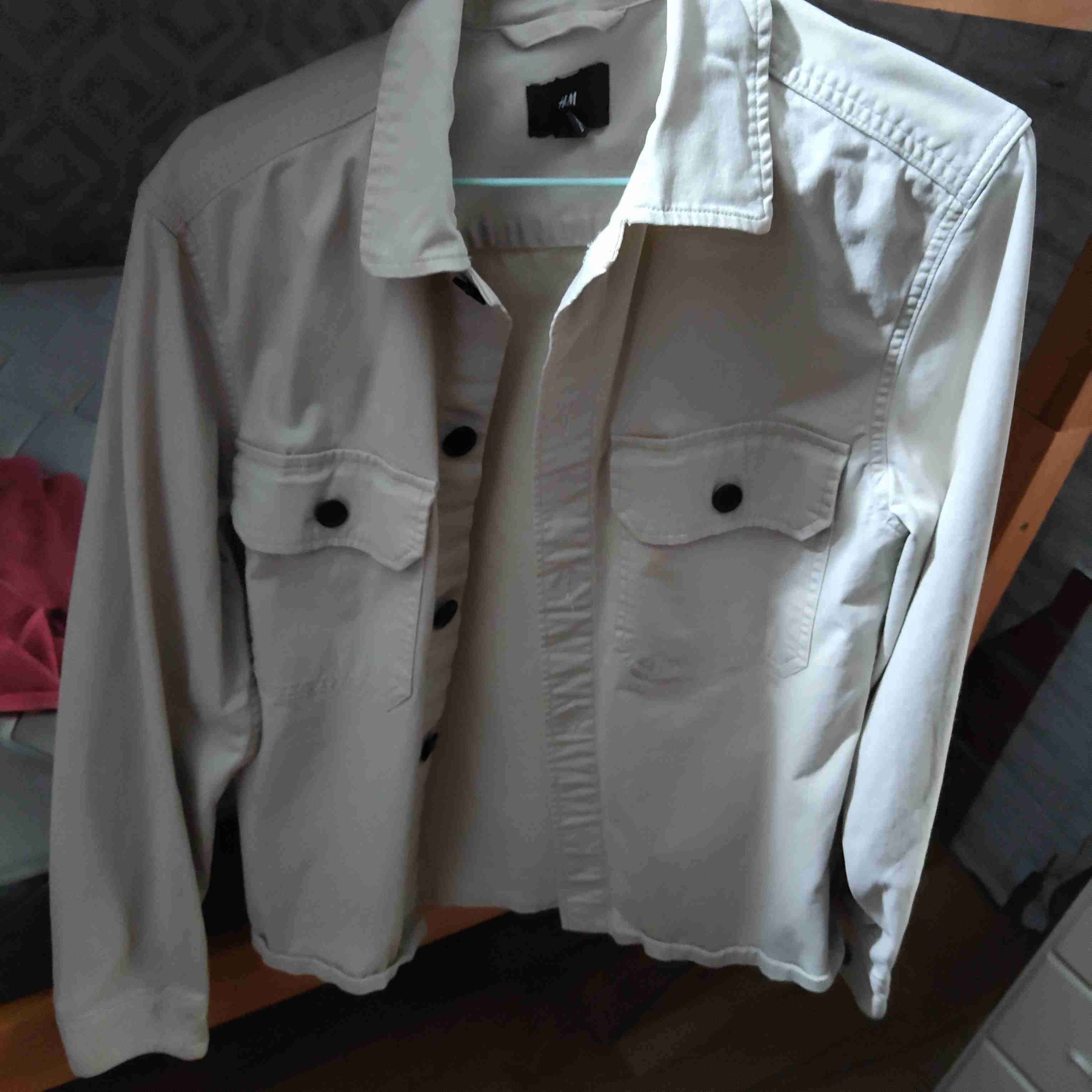 Chaqueta beige con bolsillos