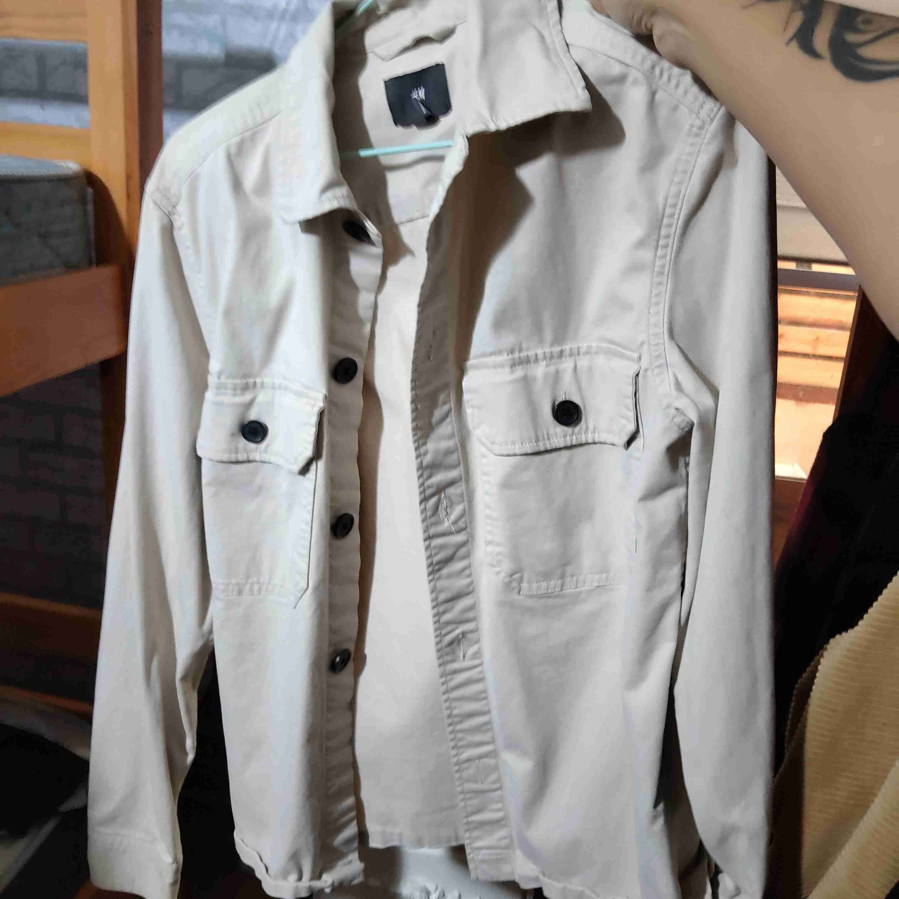 Chaqueta beige con bolsillos - miniatura 2