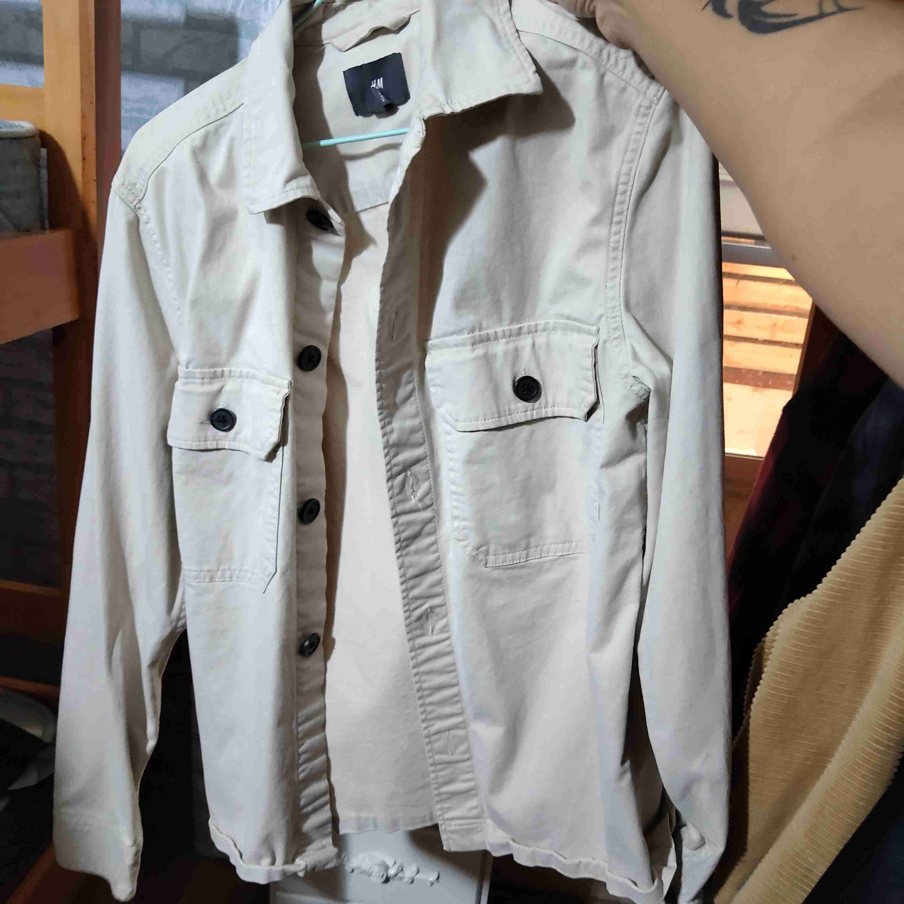 Chaqueta beige con bolsillos - miniatura 3