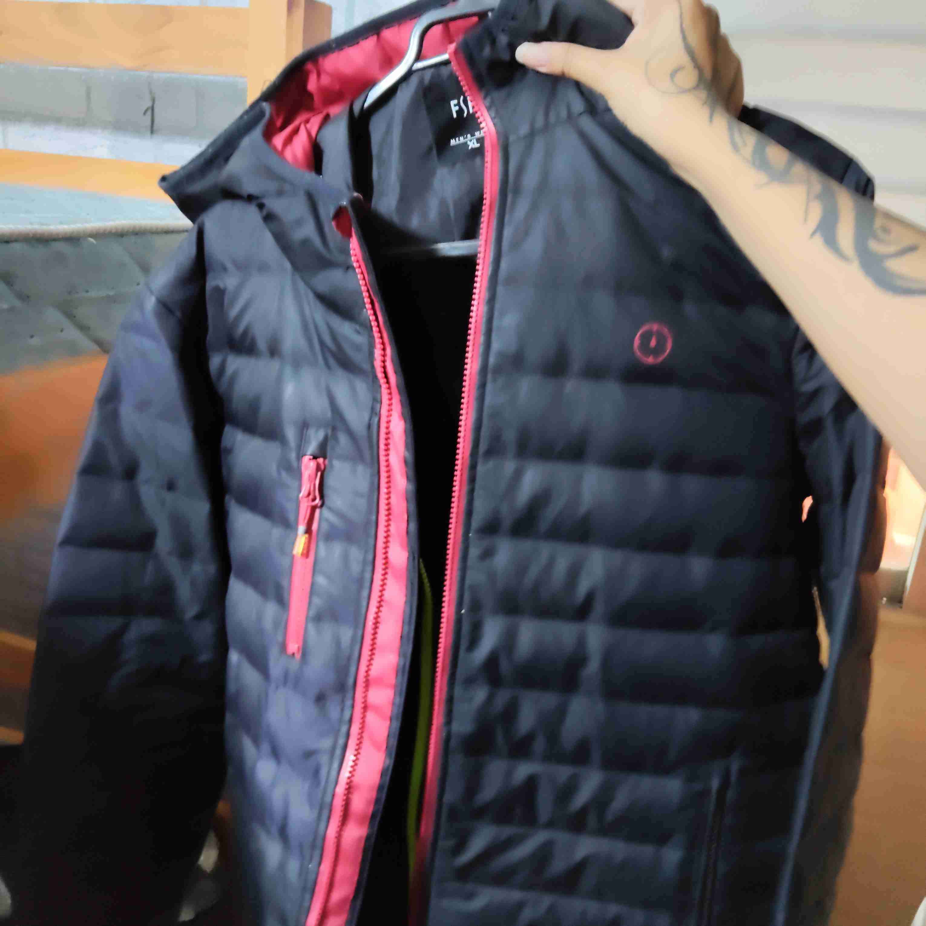 Chaqueta acolchada negra con capucha