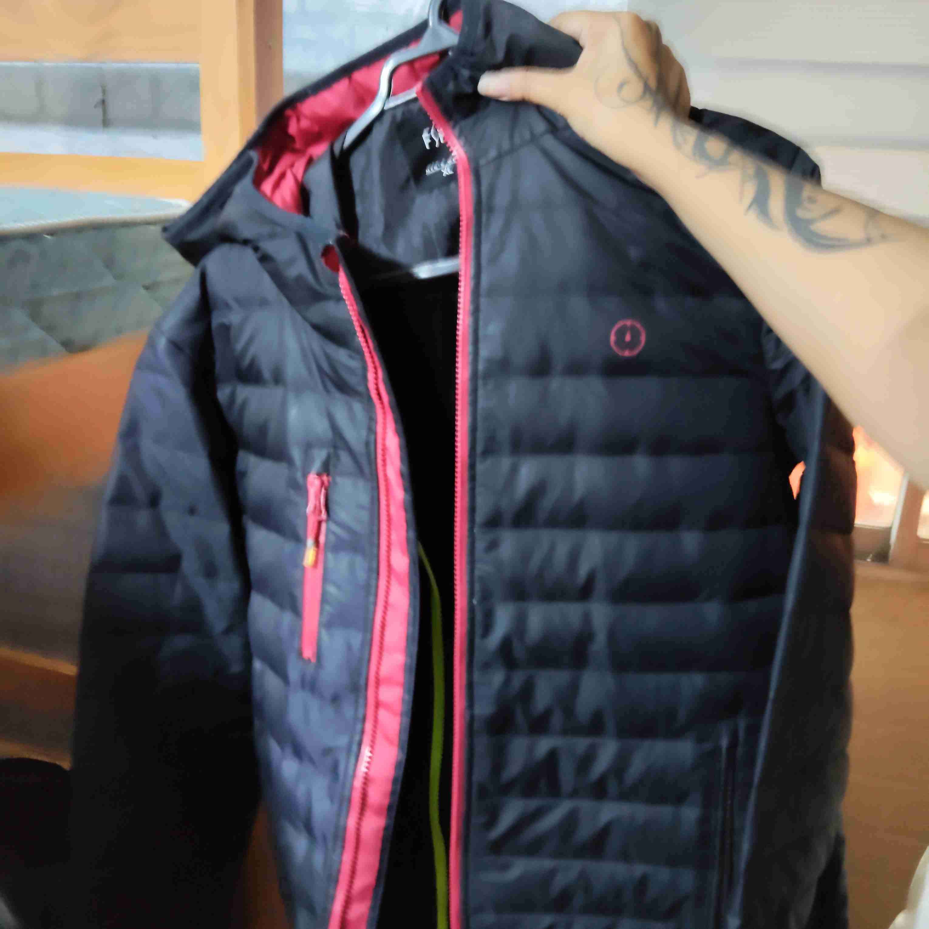 Chaqueta acolchada negra con capucha - miniatura 2