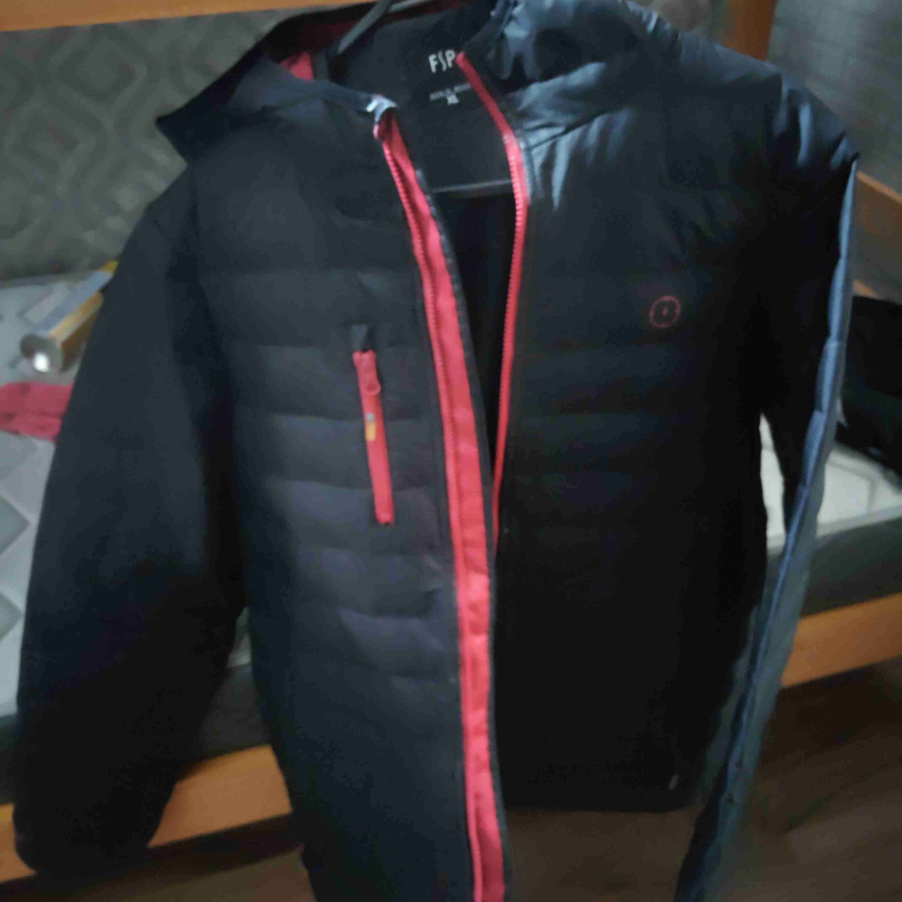 Chaqueta acolchada negra con capucha - miniatura 3