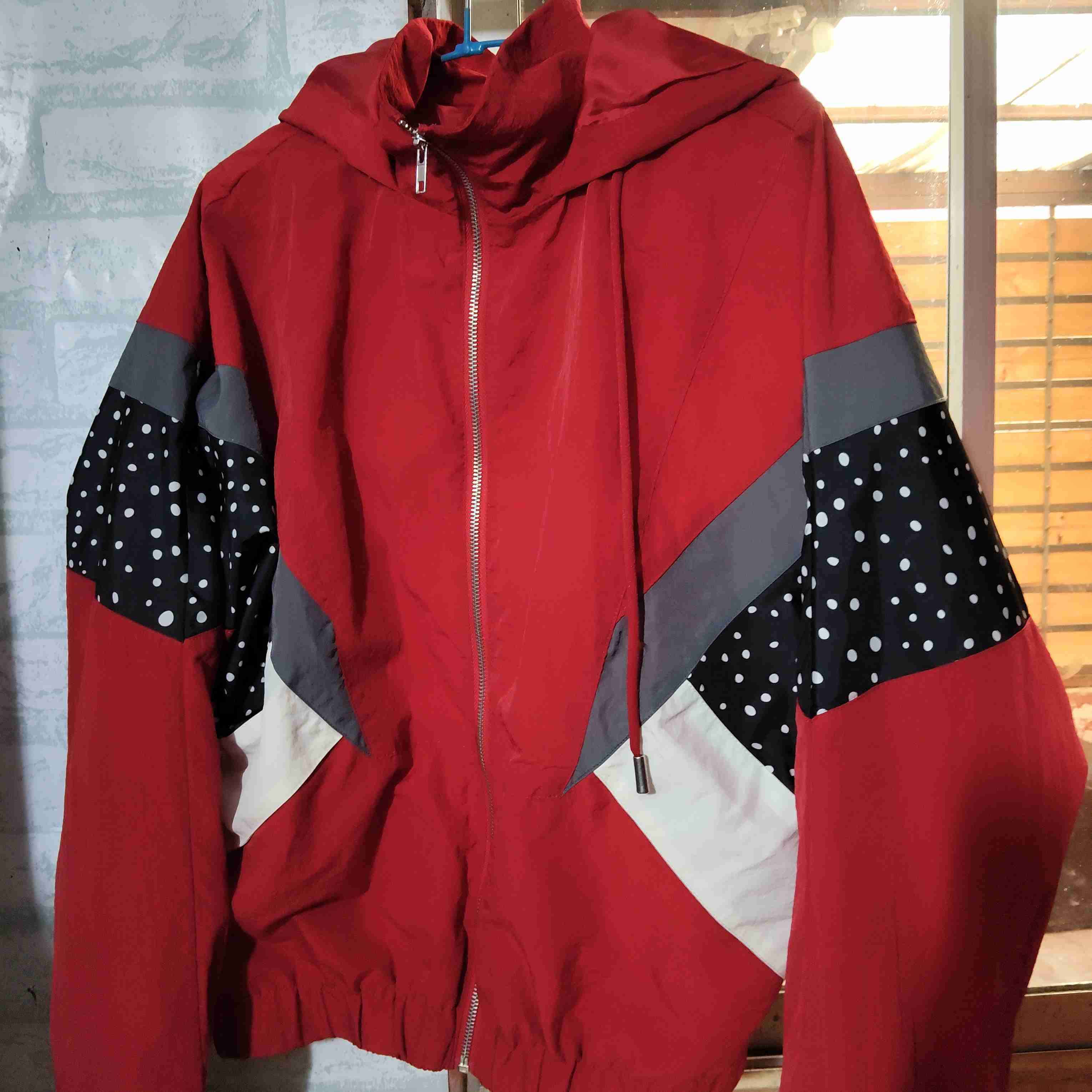 Chaqueta rompevientos roja estampada