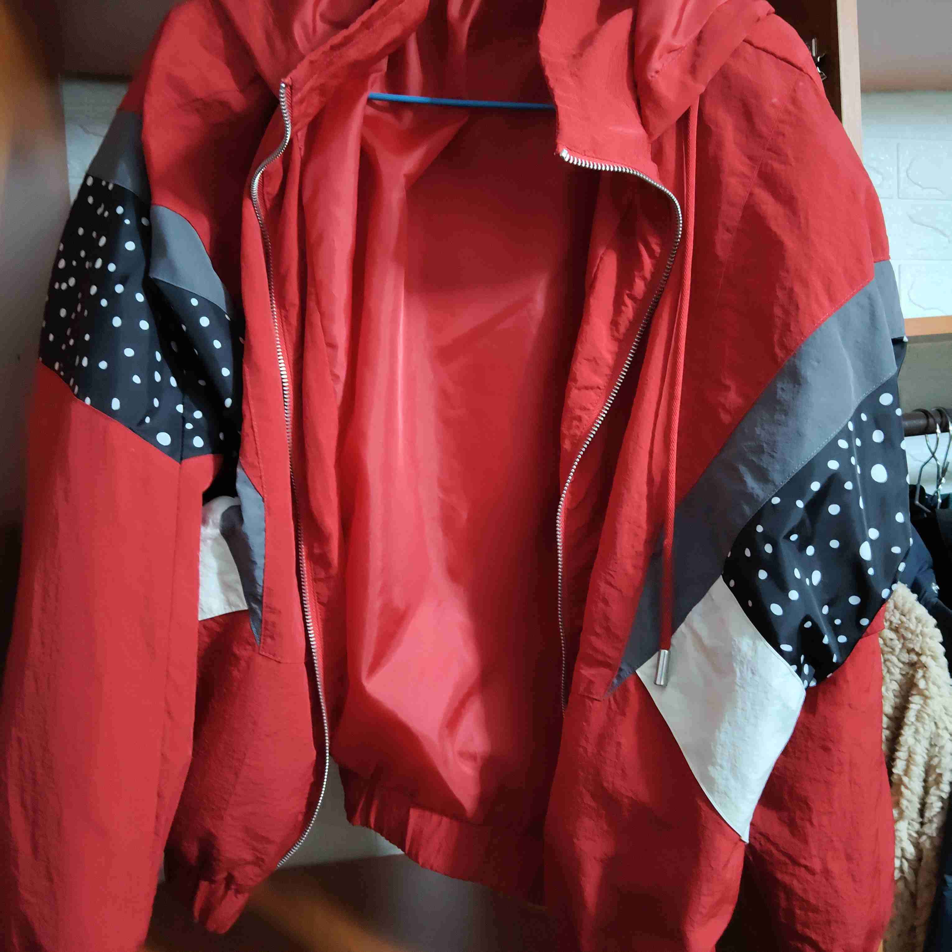 Chaqueta rompevientos roja estampada - miniatura 2