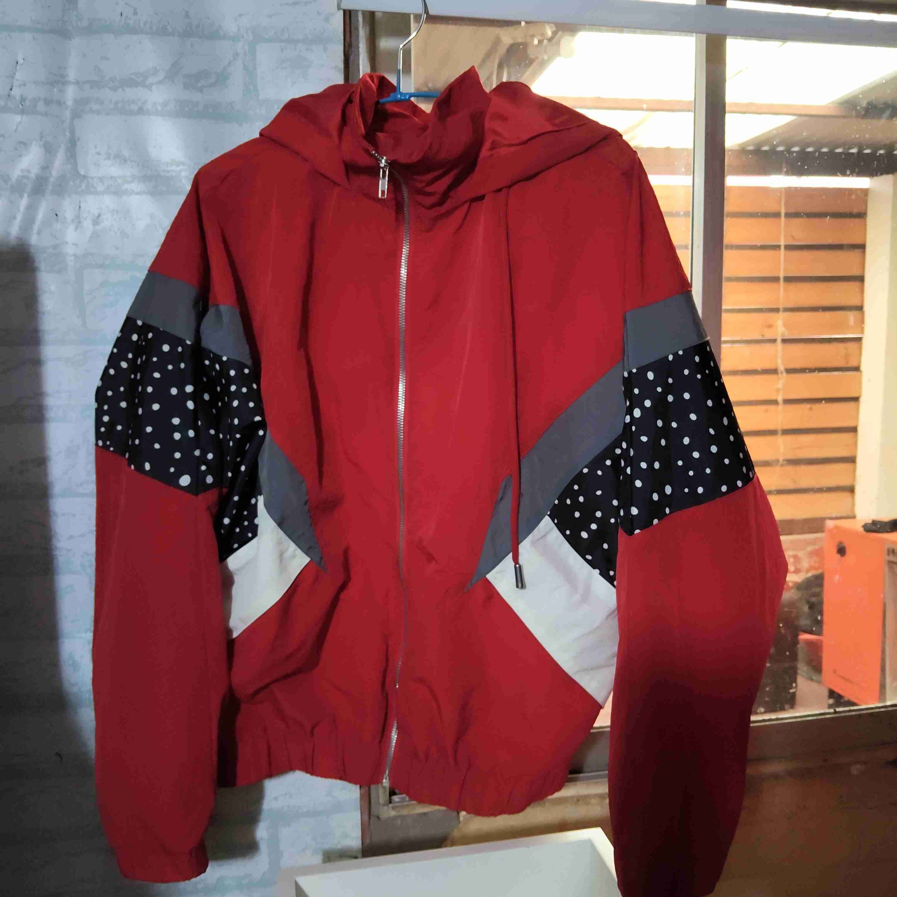 Chaqueta rompevientos roja estampada - miniatura 3