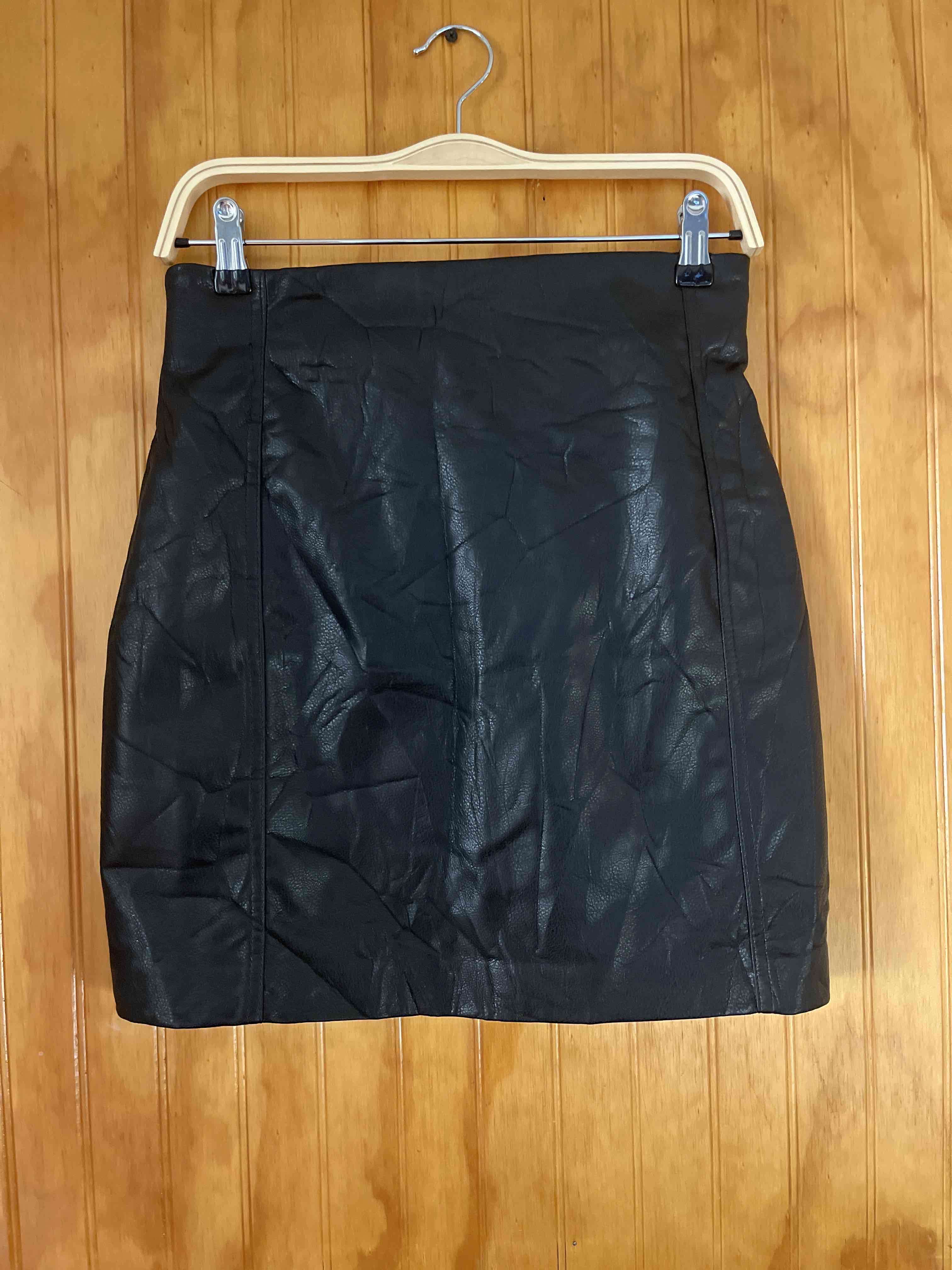 Falda negra de cuero sintetico - miniatura 3