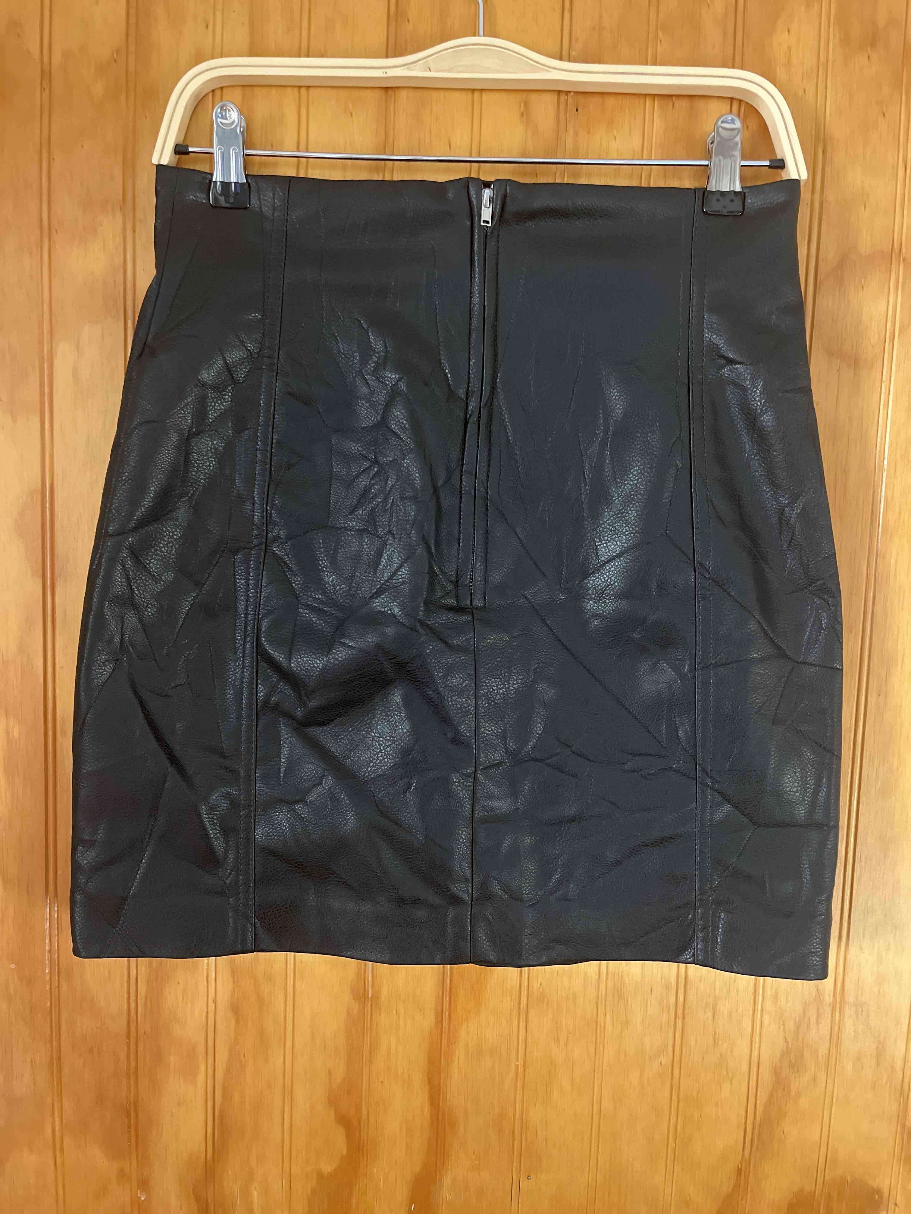 Falda negra de cuero sintetico - miniatura 4