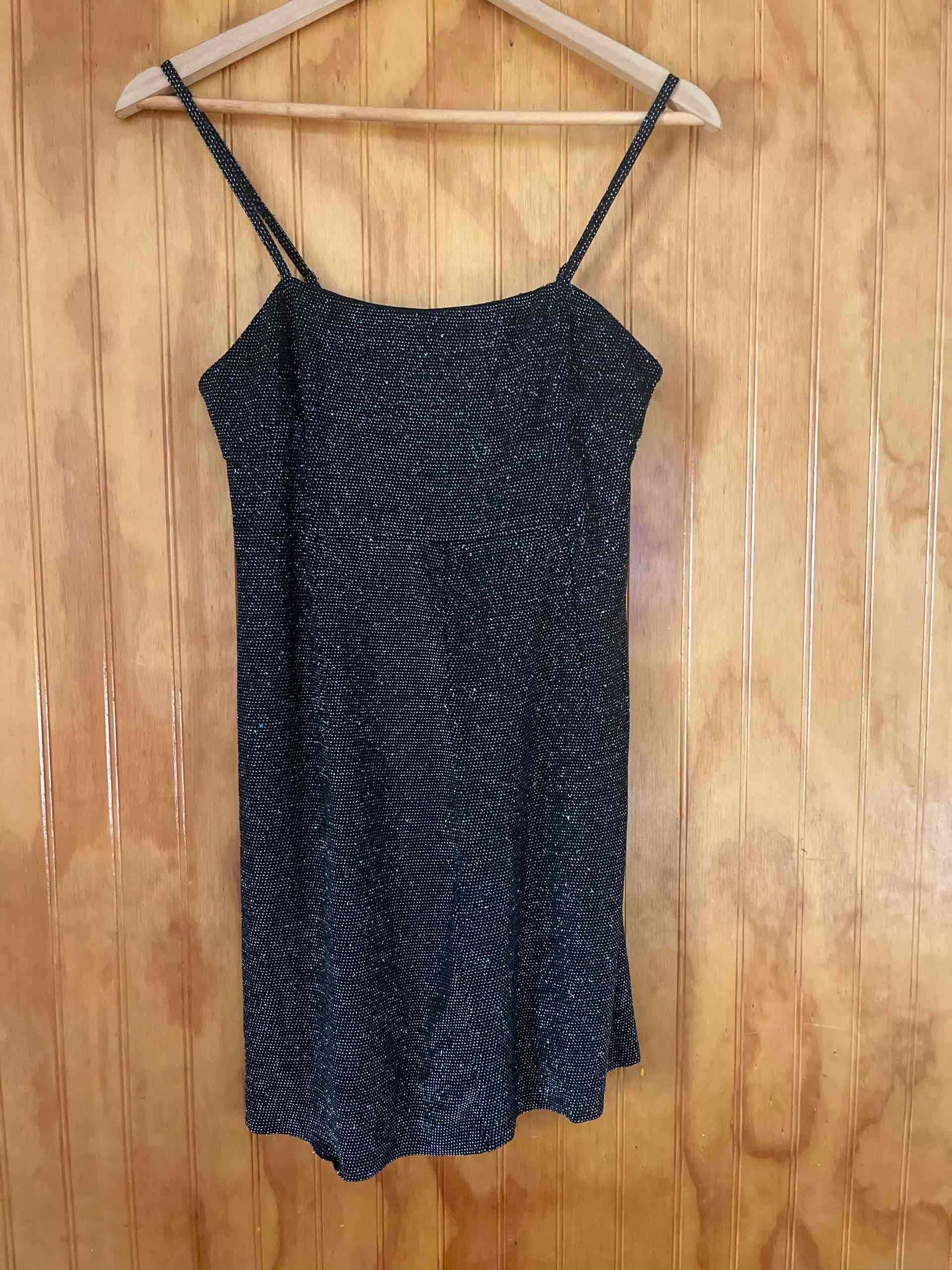 Vestido corto negro brillante