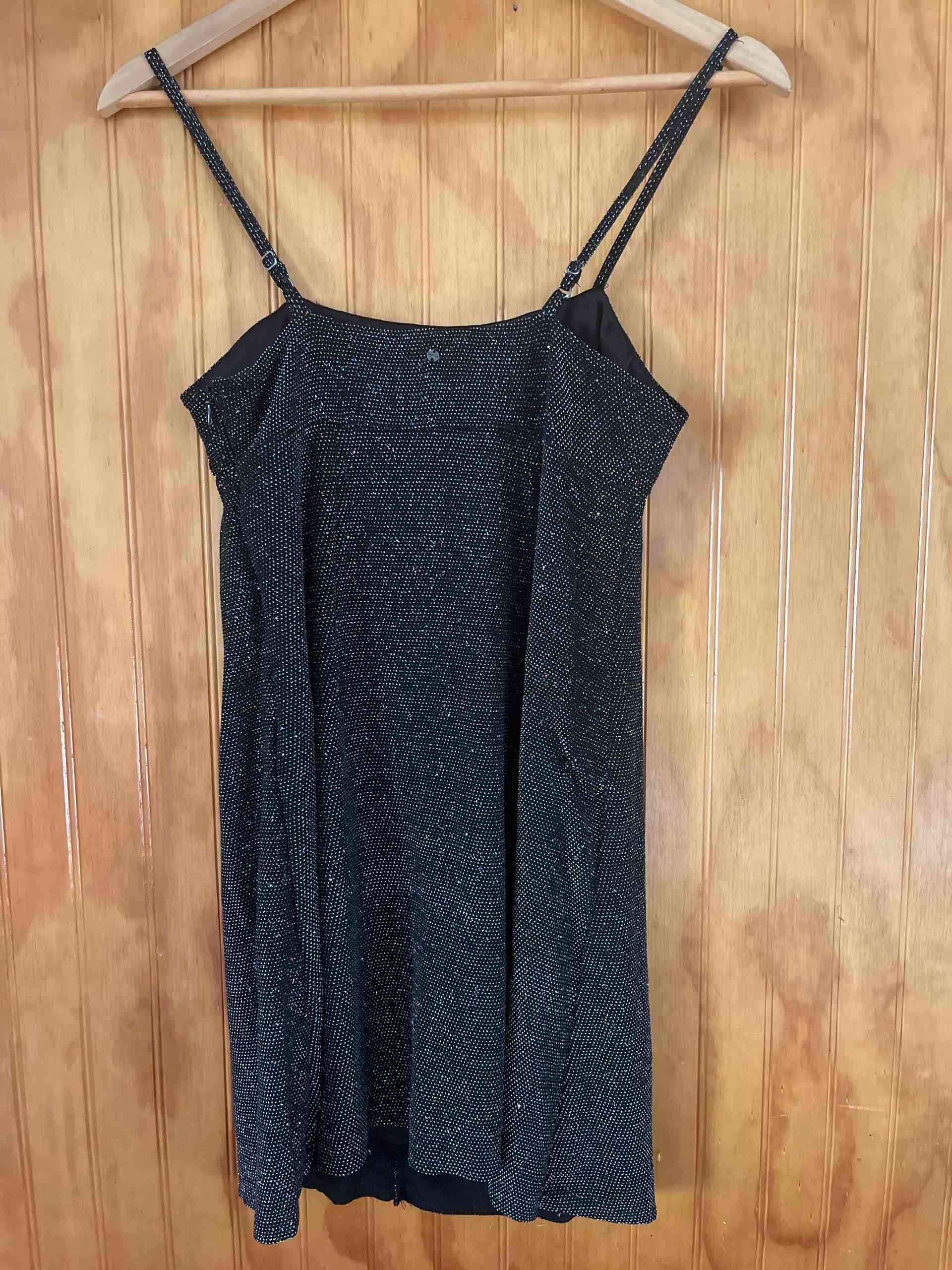 Vestido corto negro brillante - miniatura 2