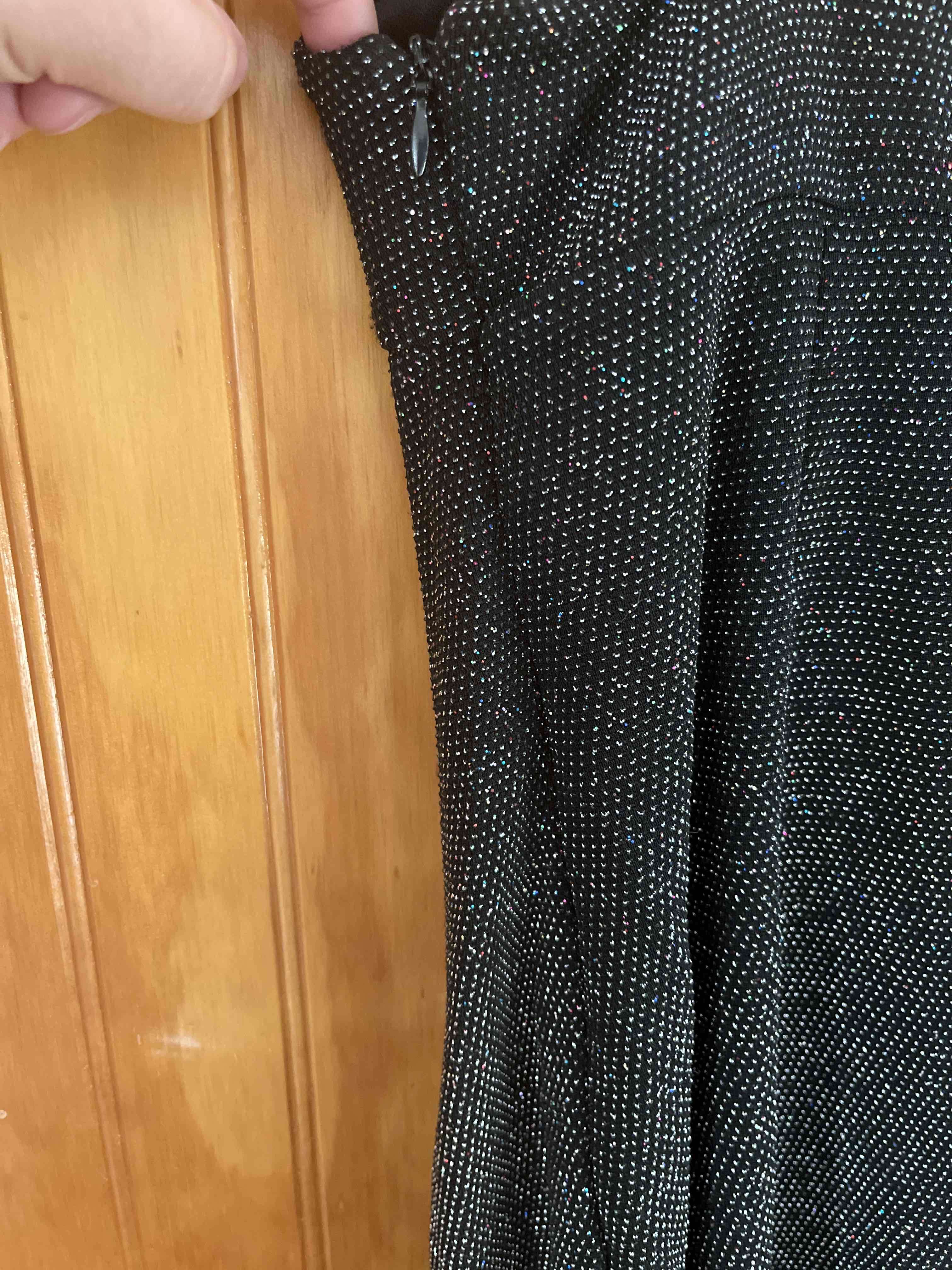 Vestido corto negro brillante - miniatura 3