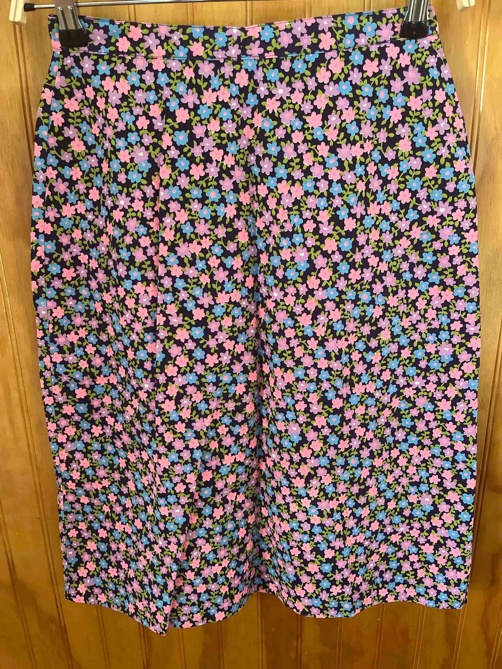 Conjunto top rosa y falda floral - miniatura 3