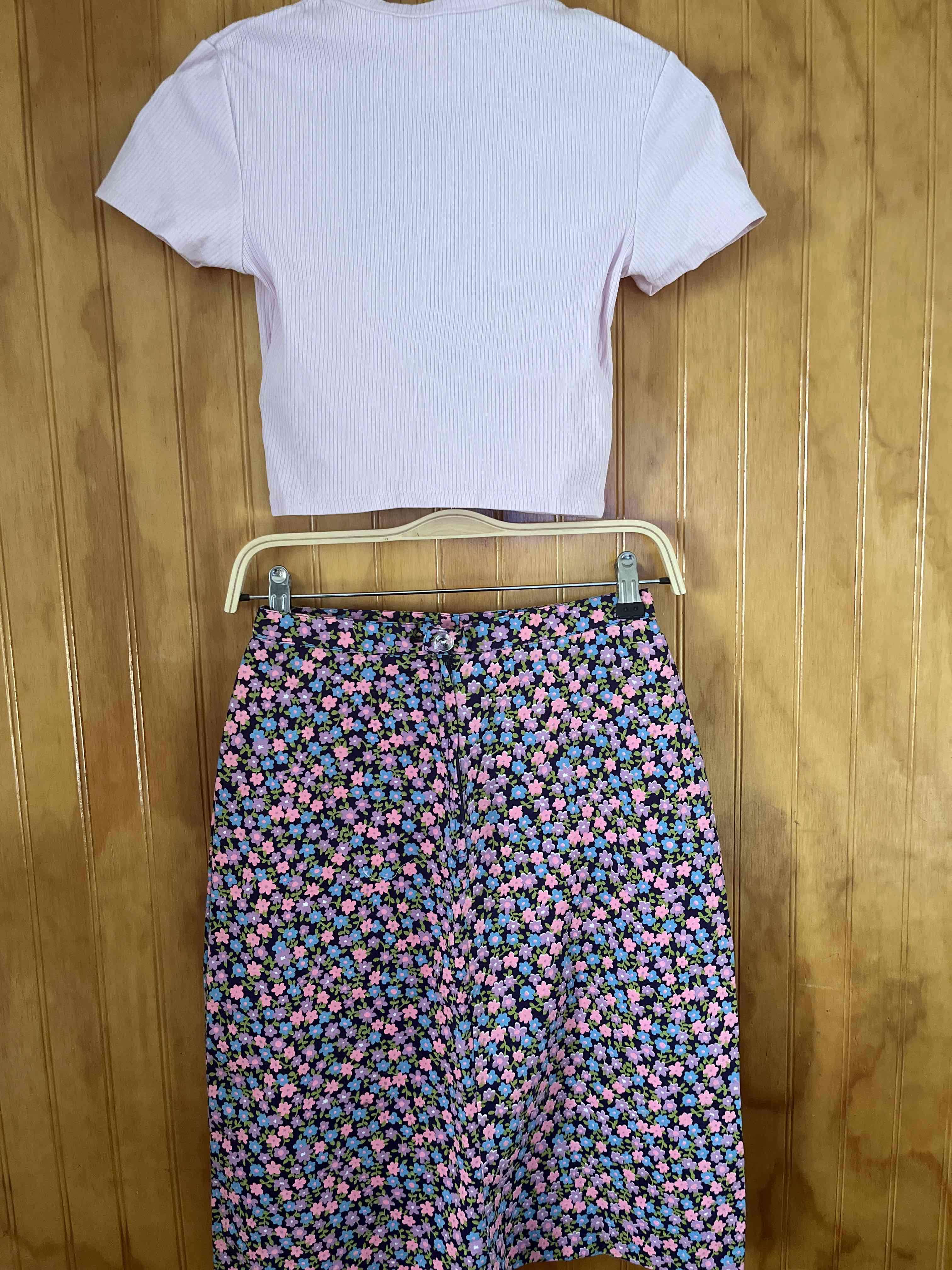 Conjunto top rosa y falda floral - miniatura 4
