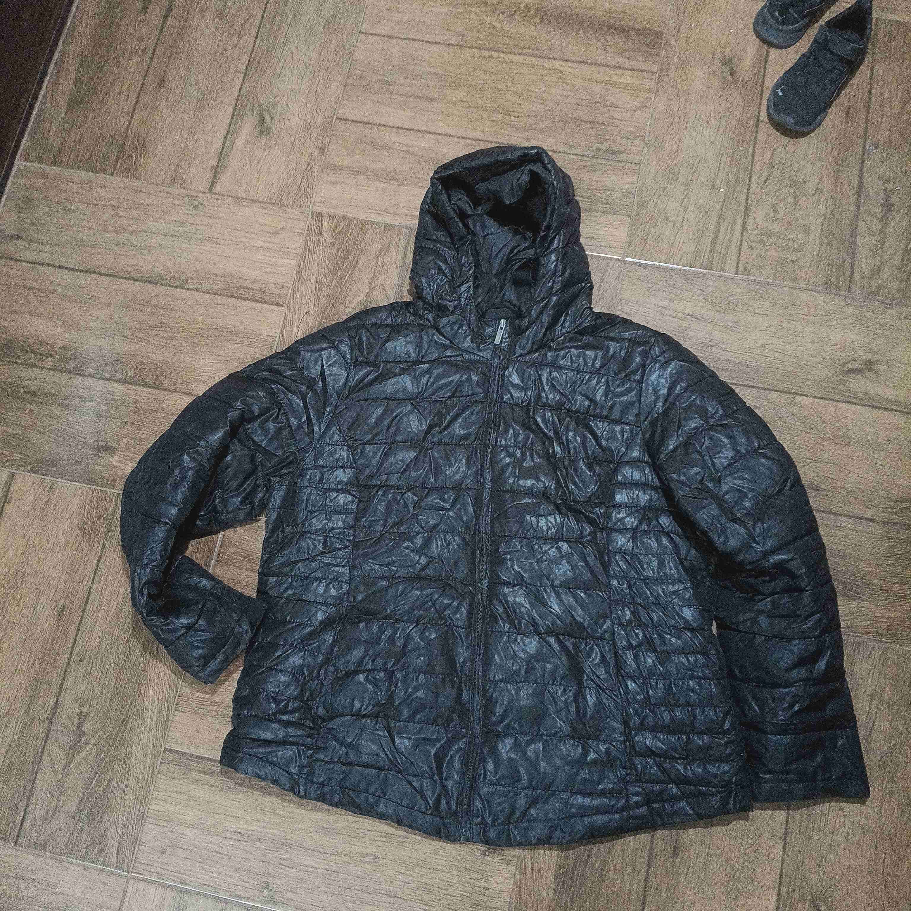 Chaqueta negra con capucha