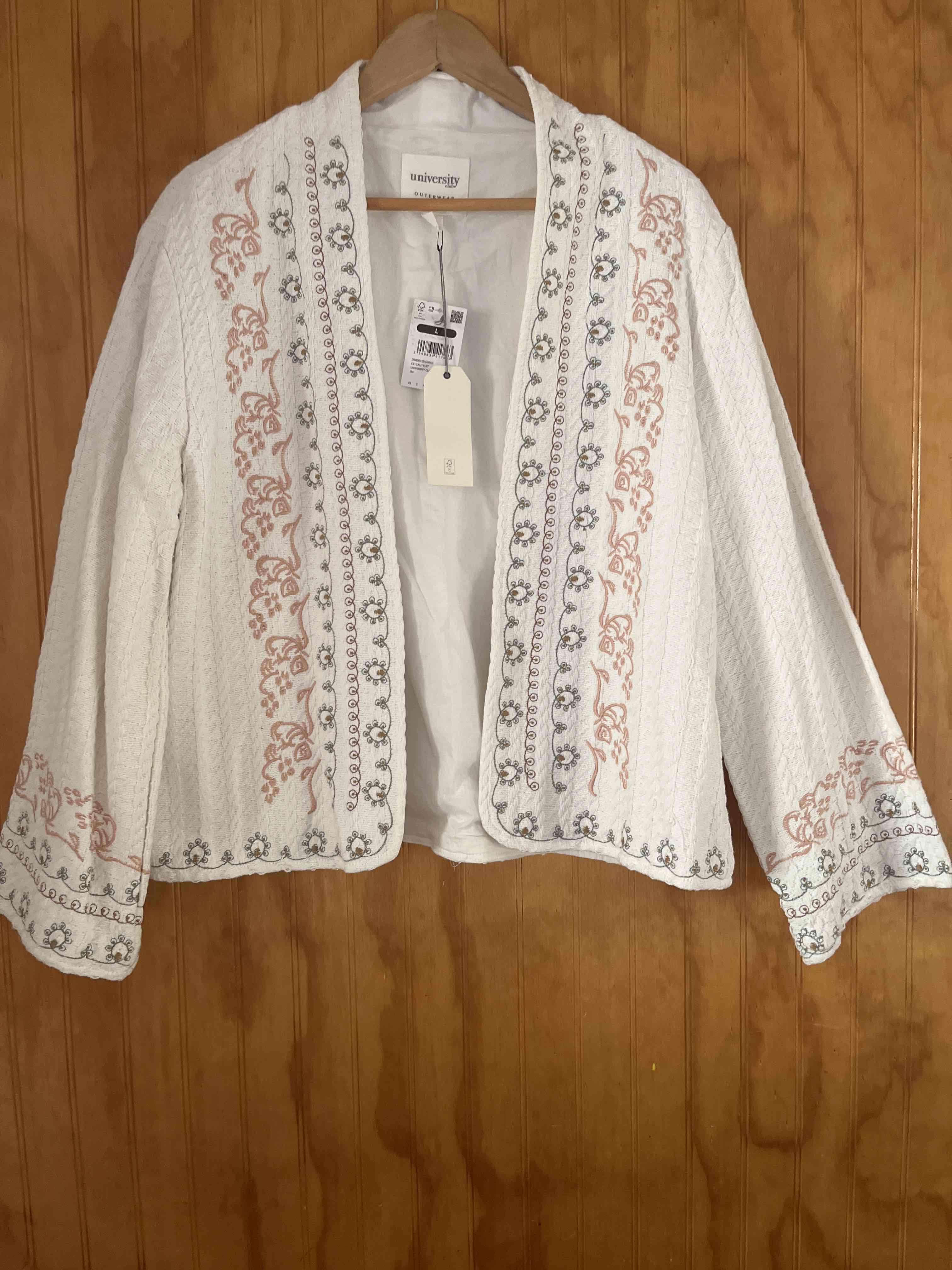Chaqueta bordada blanca