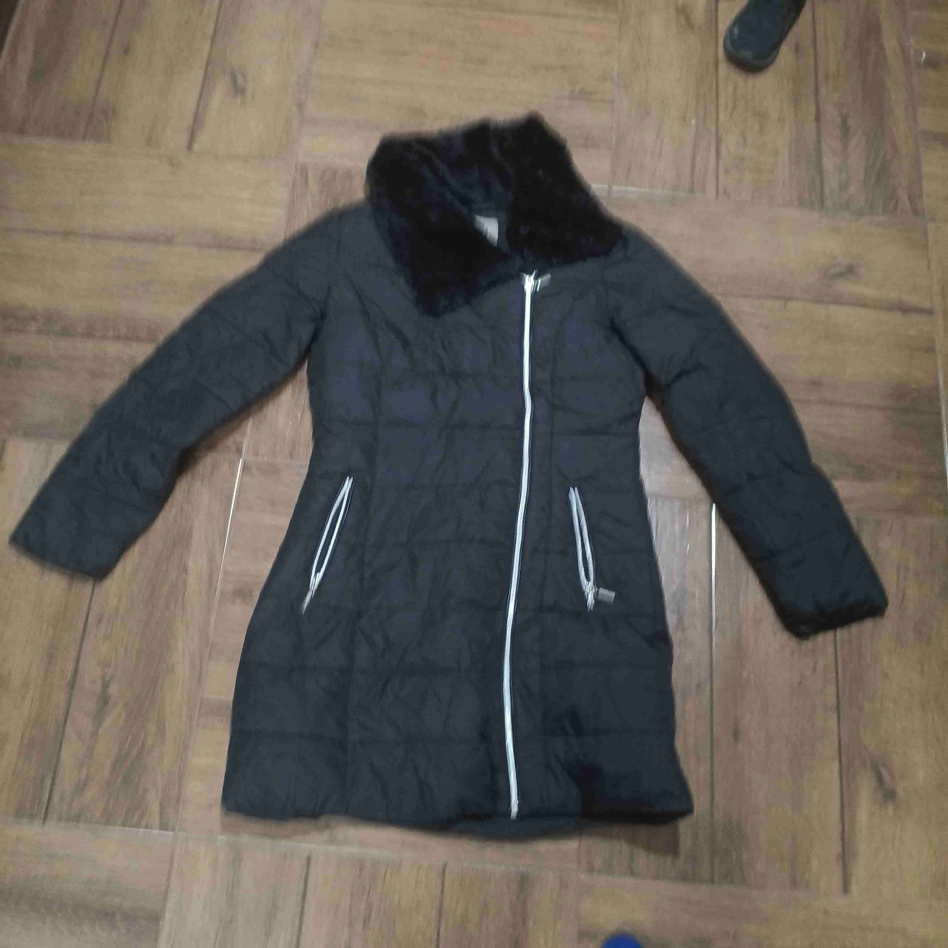 Abrigo negro con diseño acolchado