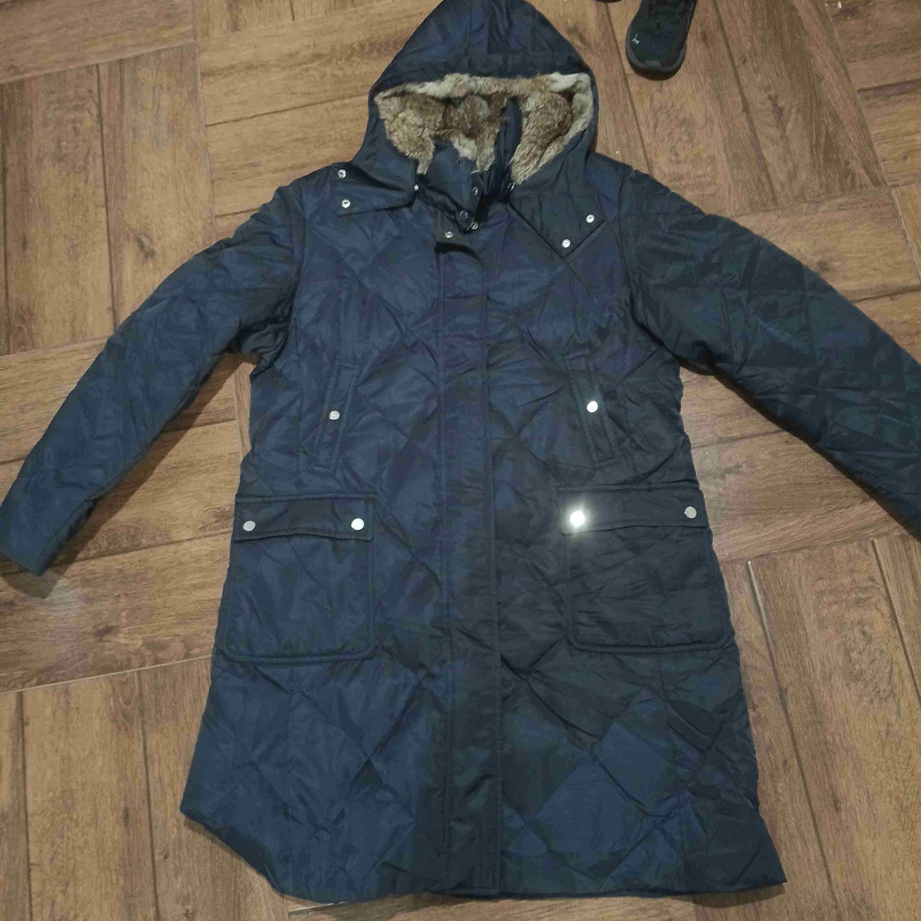 Parka acolchada azul con capucha