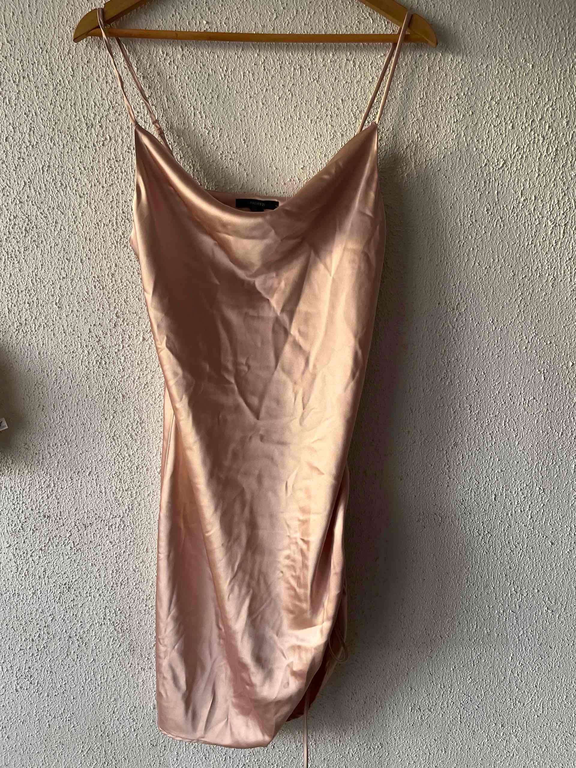 Vestido satinado rosa