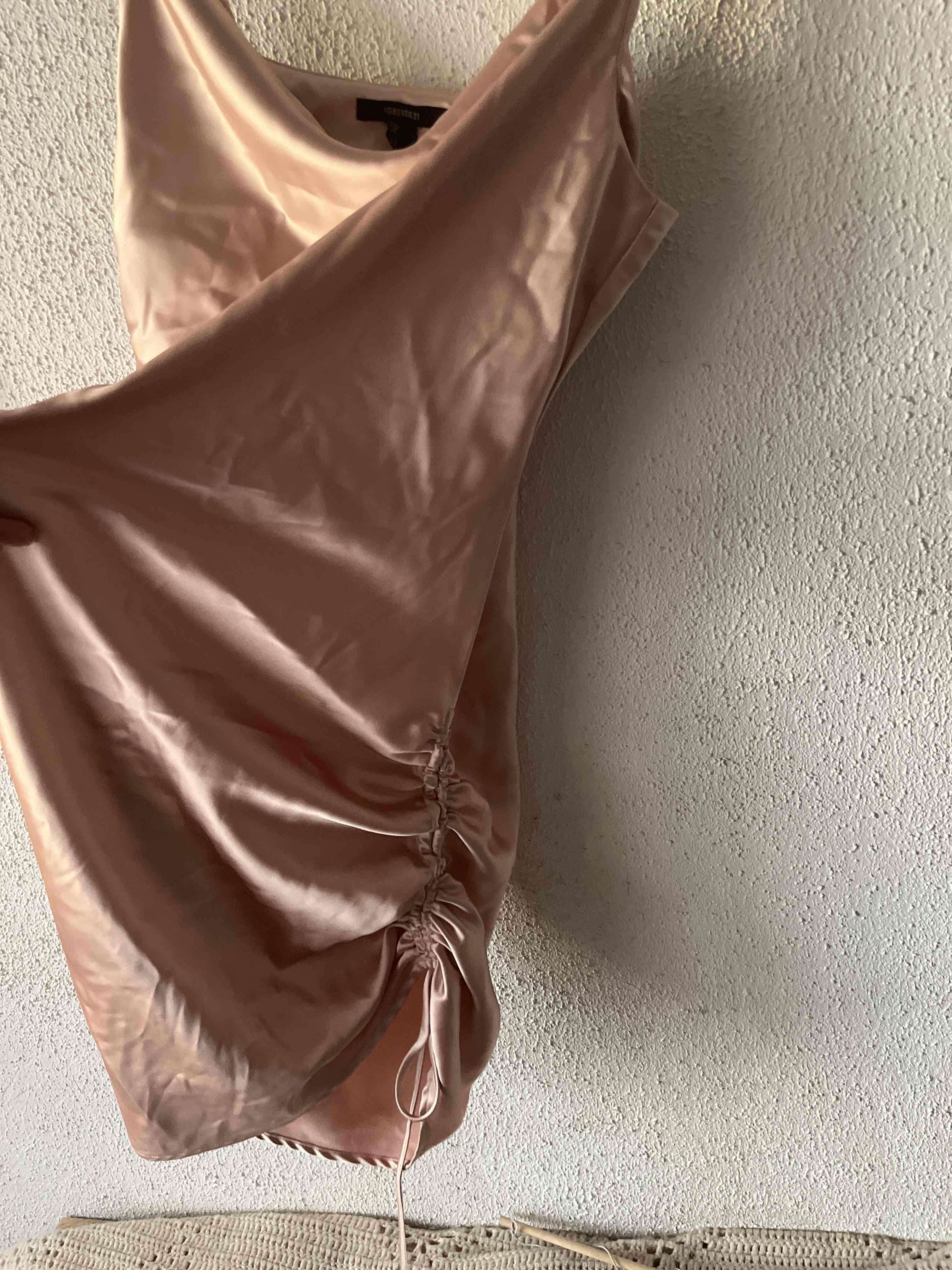 Vestido satinado rosa - miniatura 2