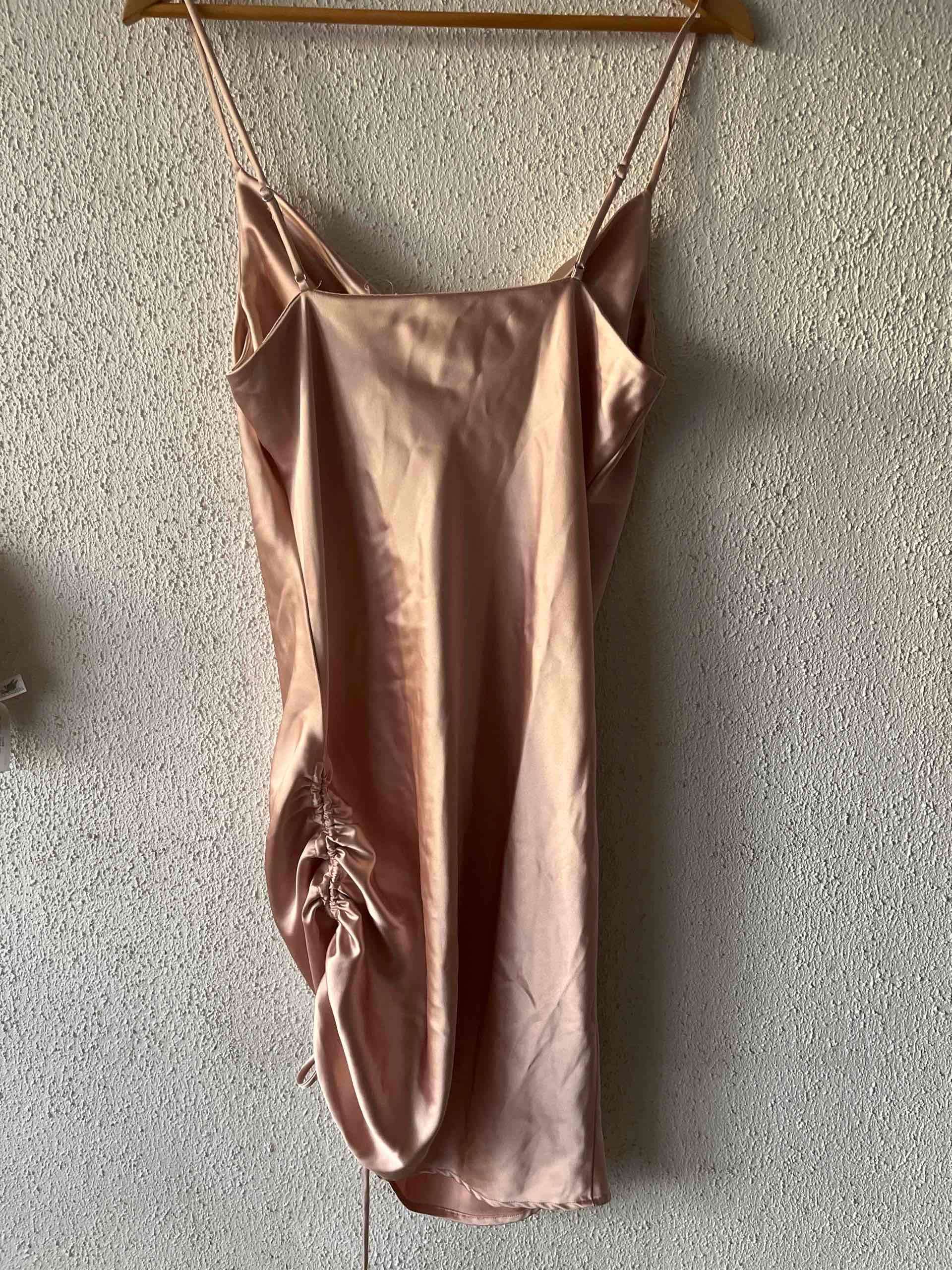 Vestido satinado rosa - miniatura 3