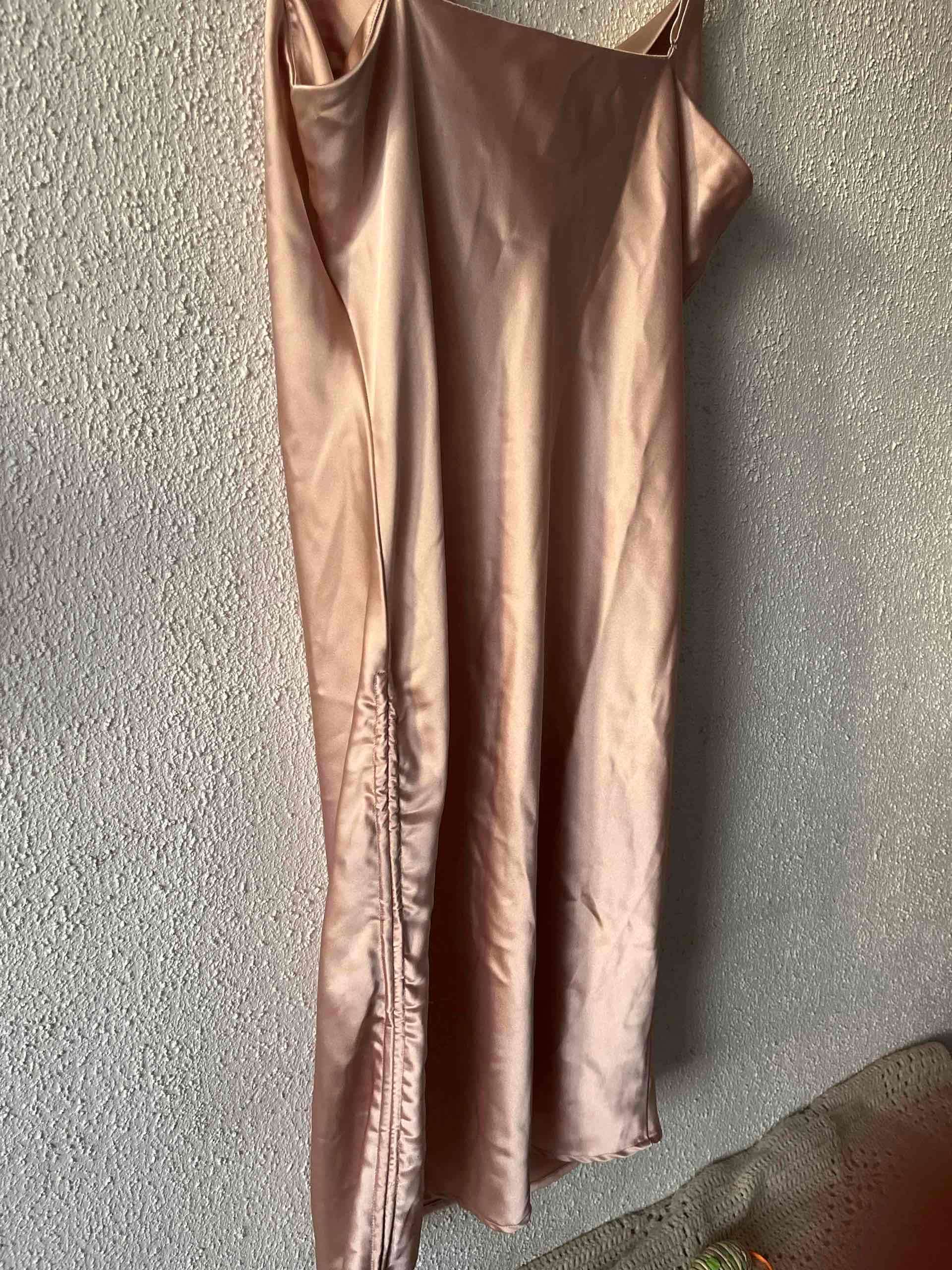 Vestido satinado rosa - miniatura 4