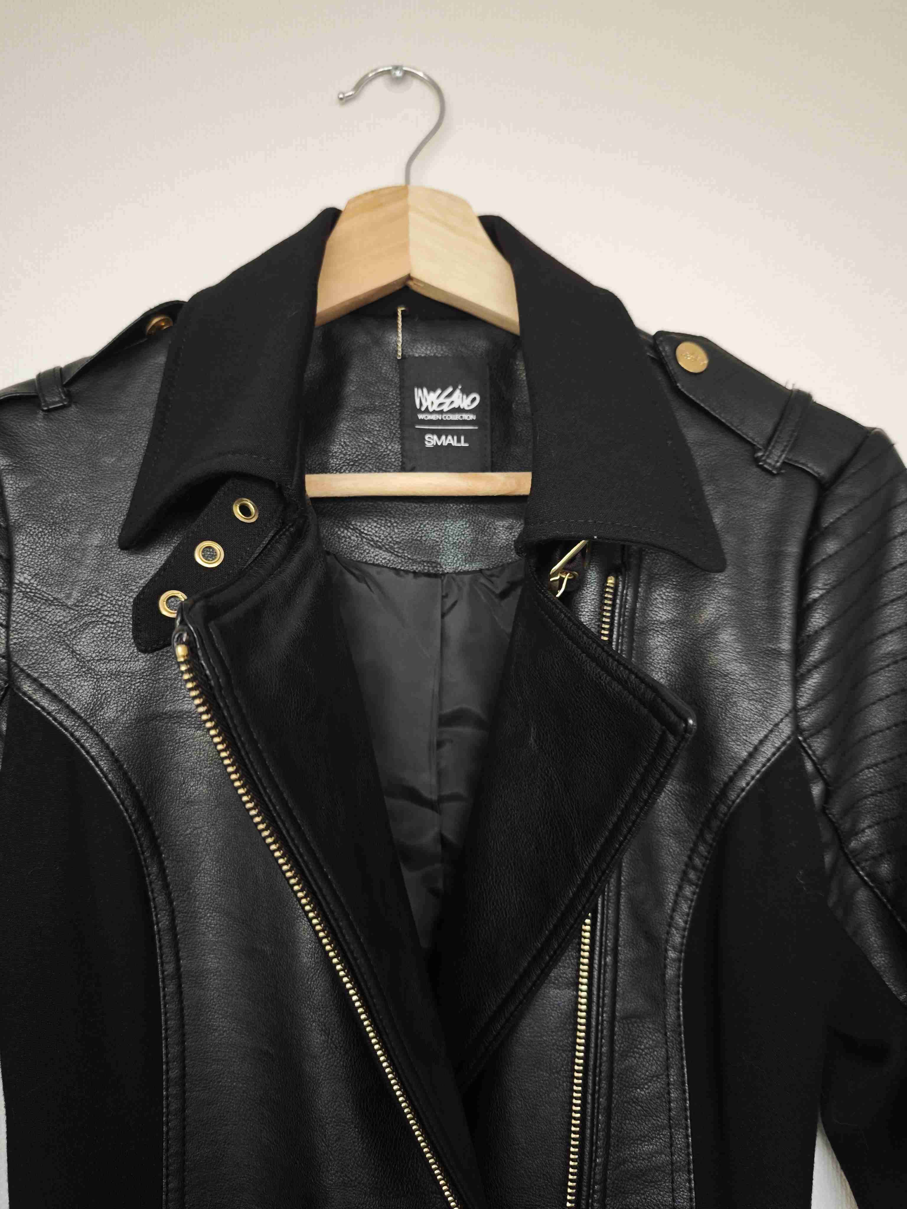 Chaqueta negra con detalles de cuero - miniatura 2