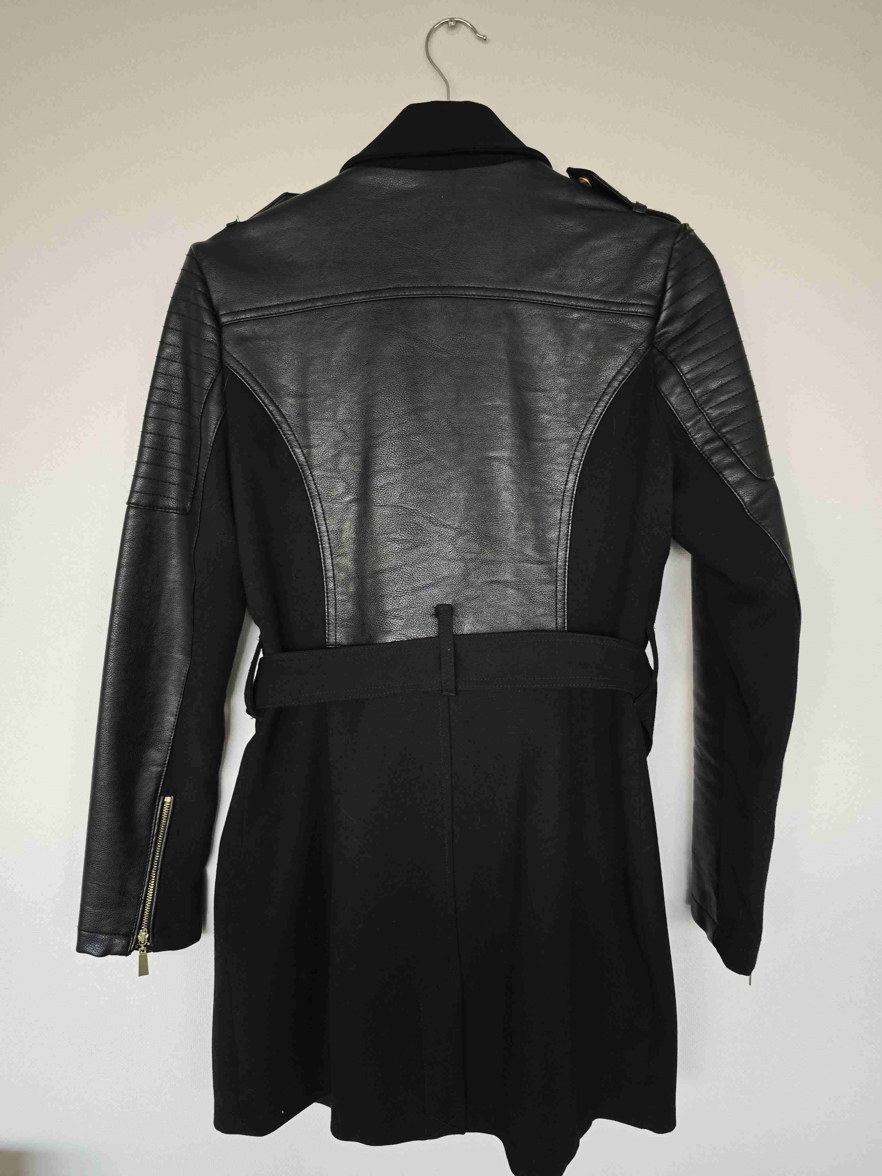 Chaqueta negra con detalles de cuero - miniatura 3