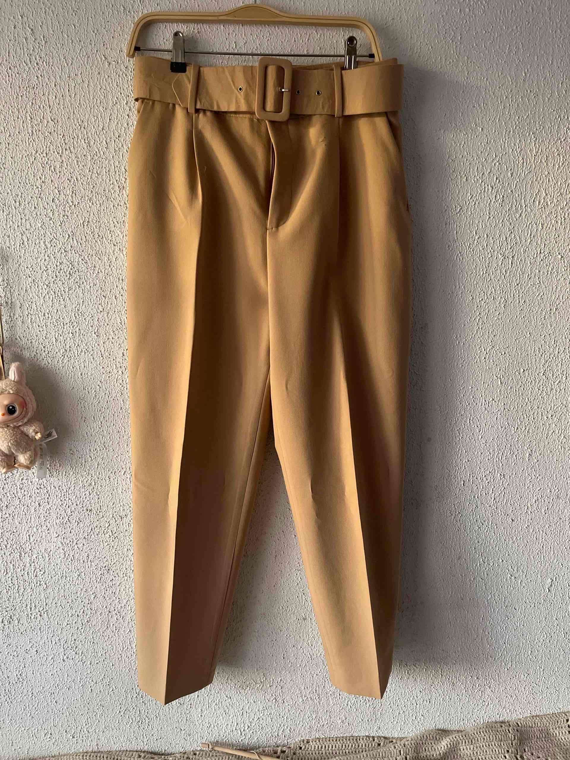 Pantalones camel con cinturón