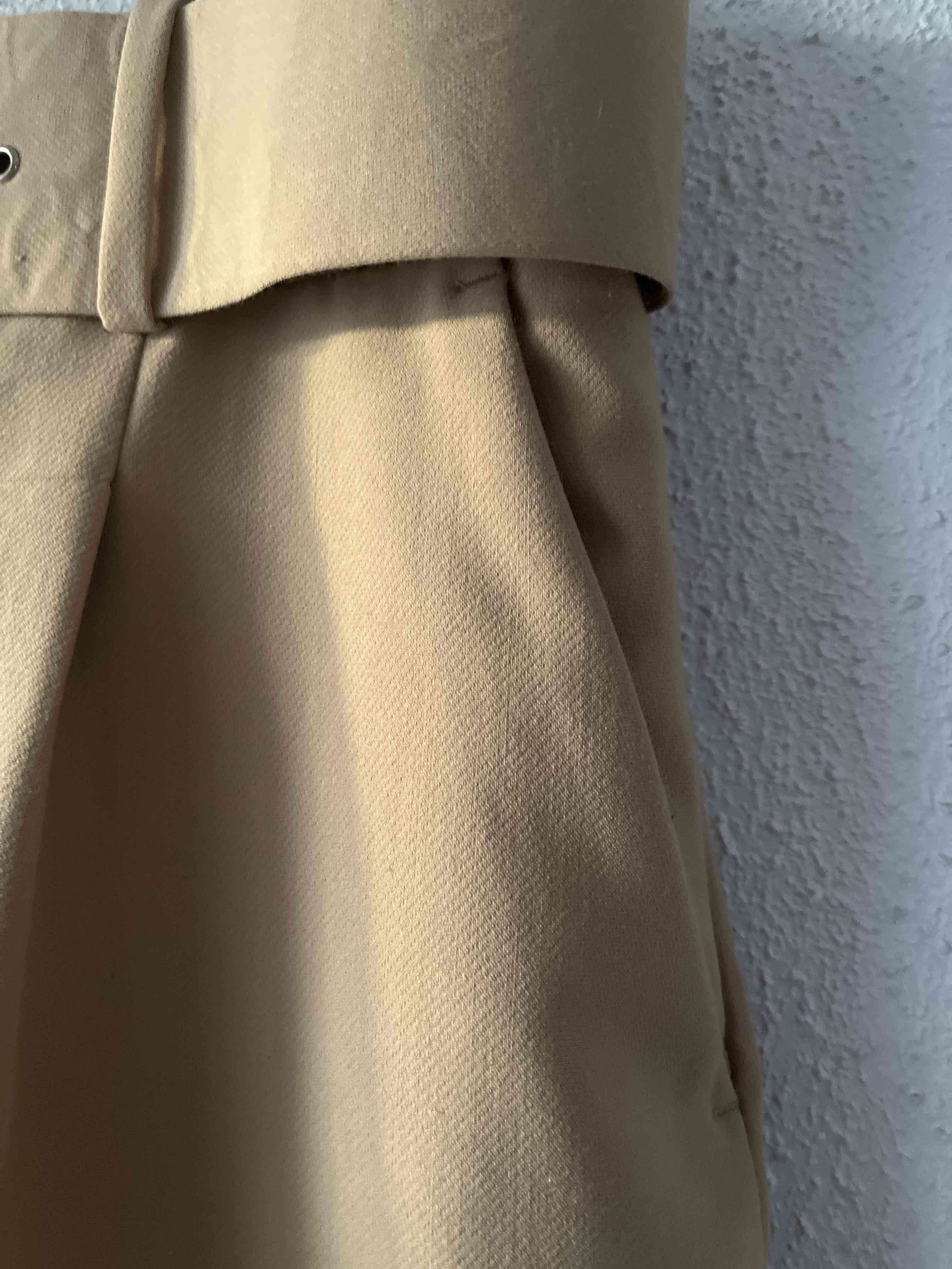 Pantalones camel con cinturón - miniatura 3