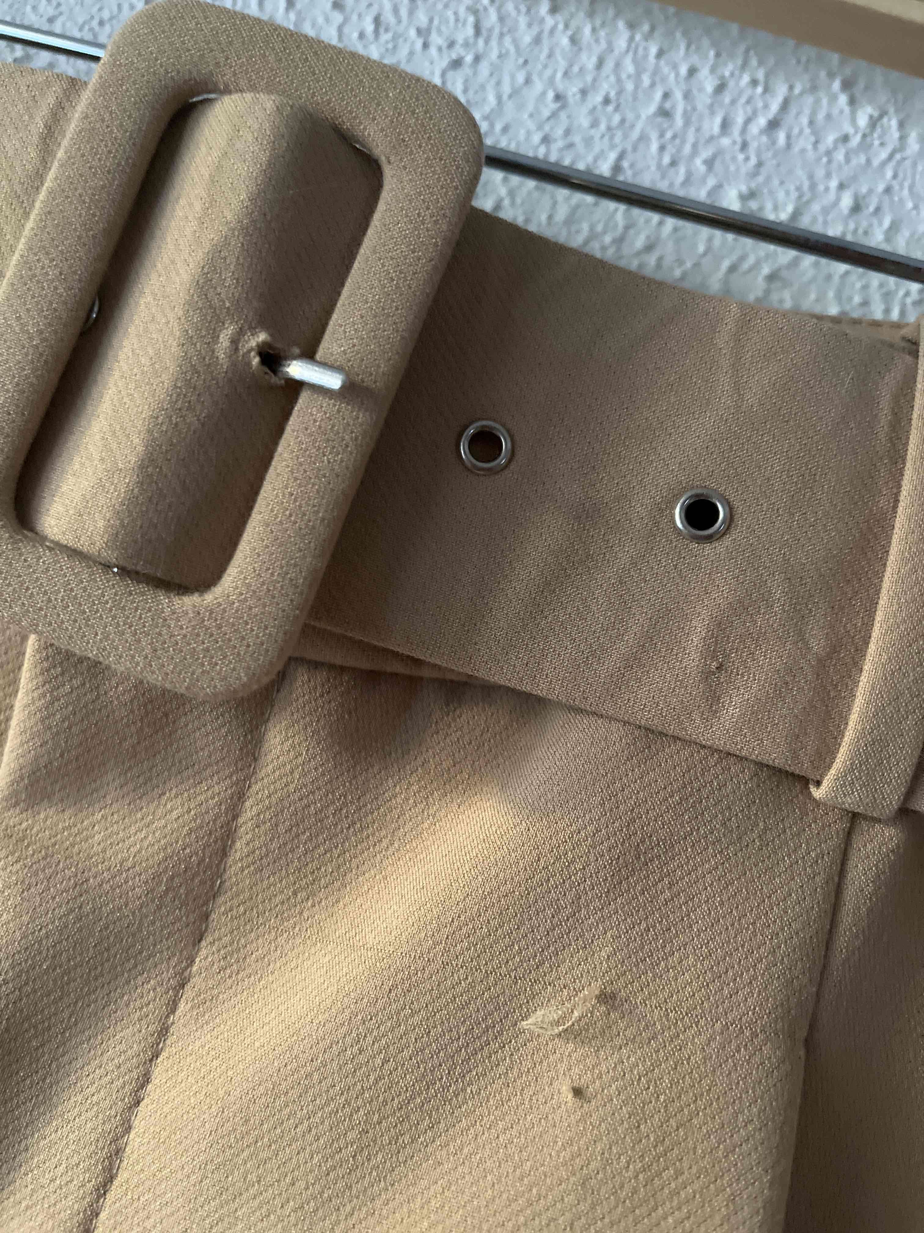 Pantalones camel con cinturón - miniatura 4