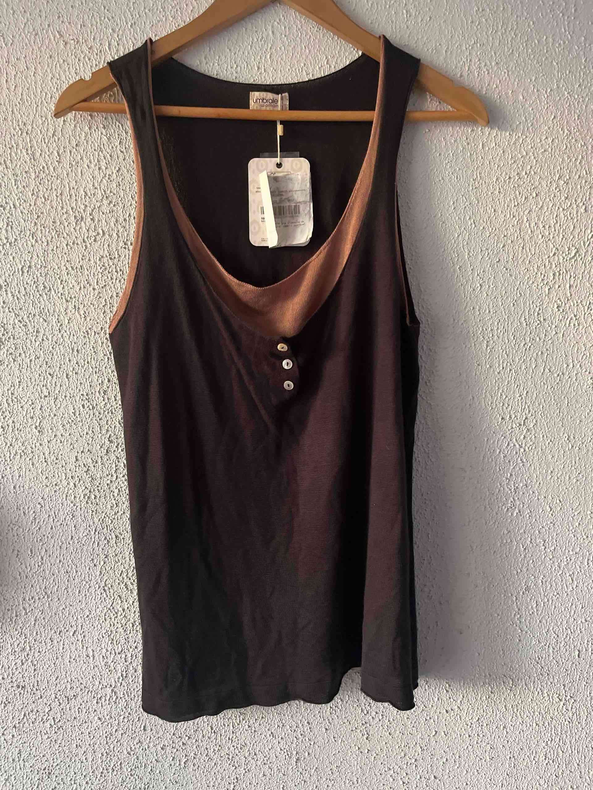 Polera negra con botones