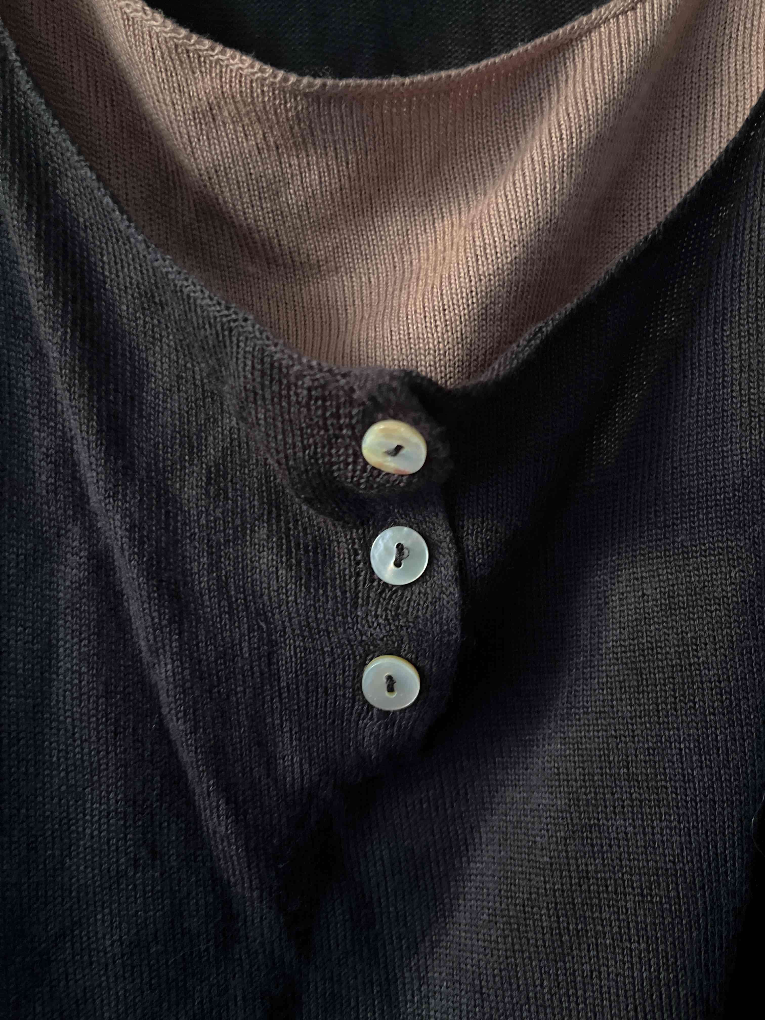 Polera negra con botones - miniatura 2