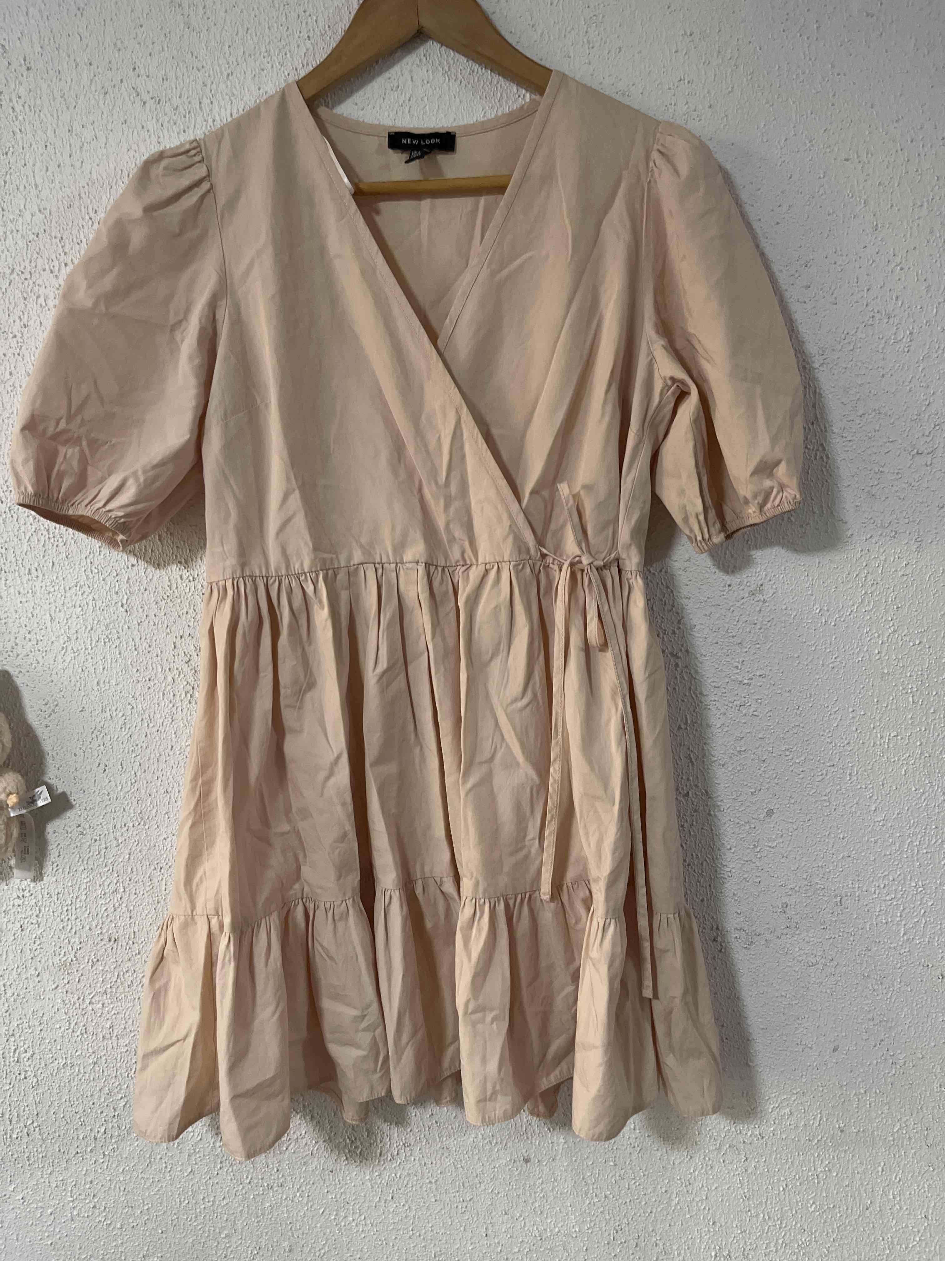 Vestido beige estilo envolvente