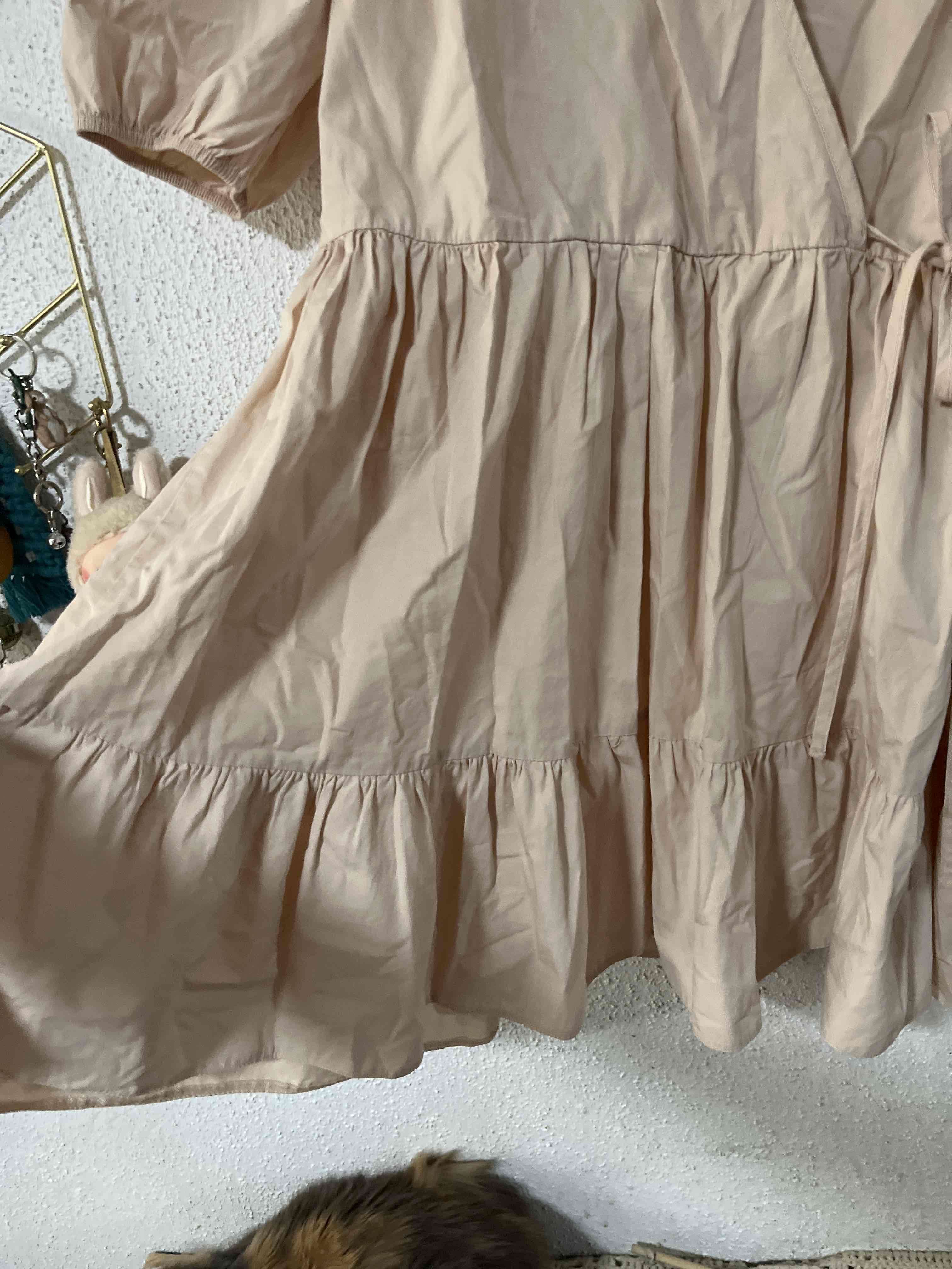 Vestido beige estilo envolvente - miniatura 2