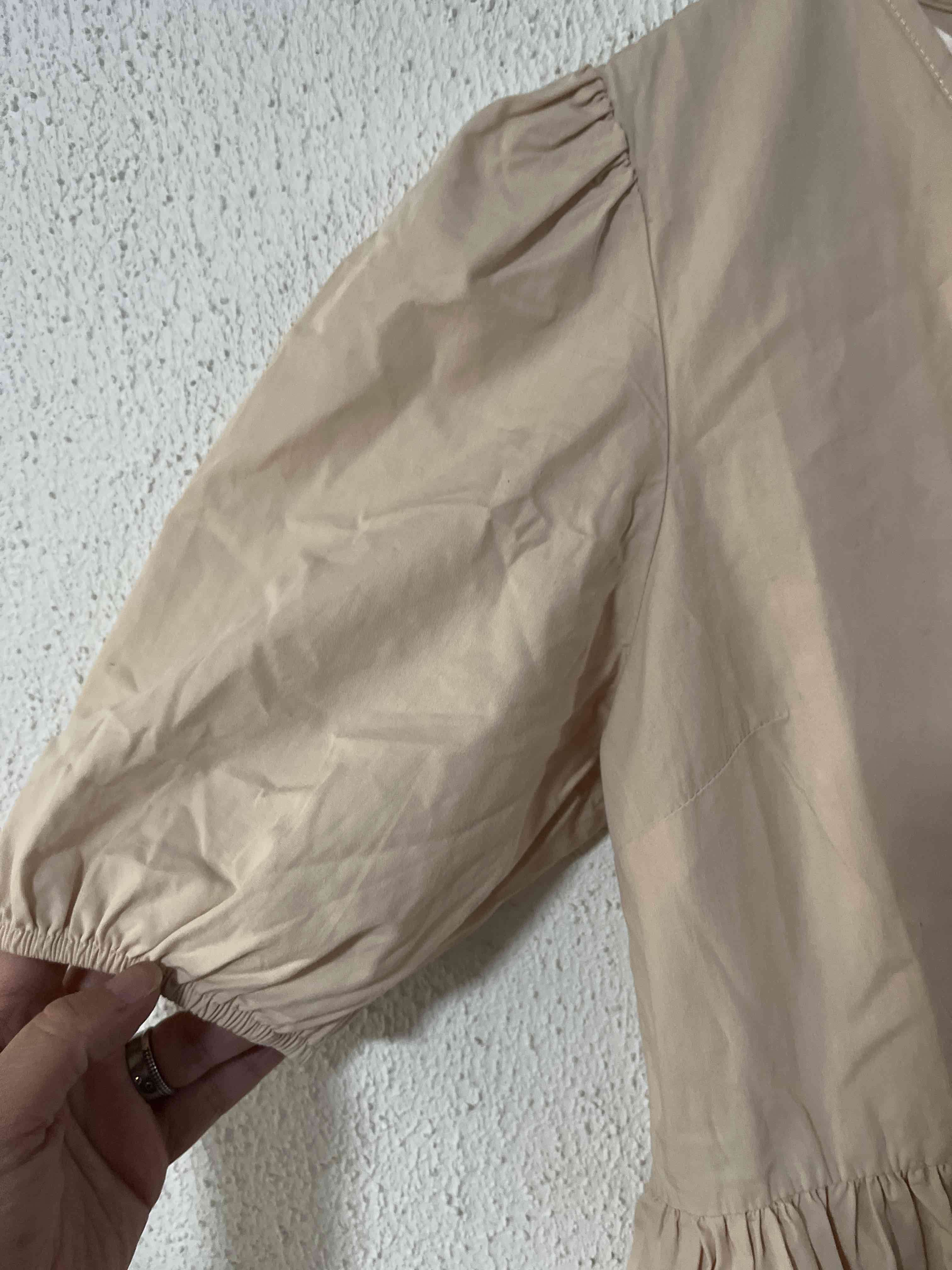 Vestido beige estilo envolvente - miniatura 3