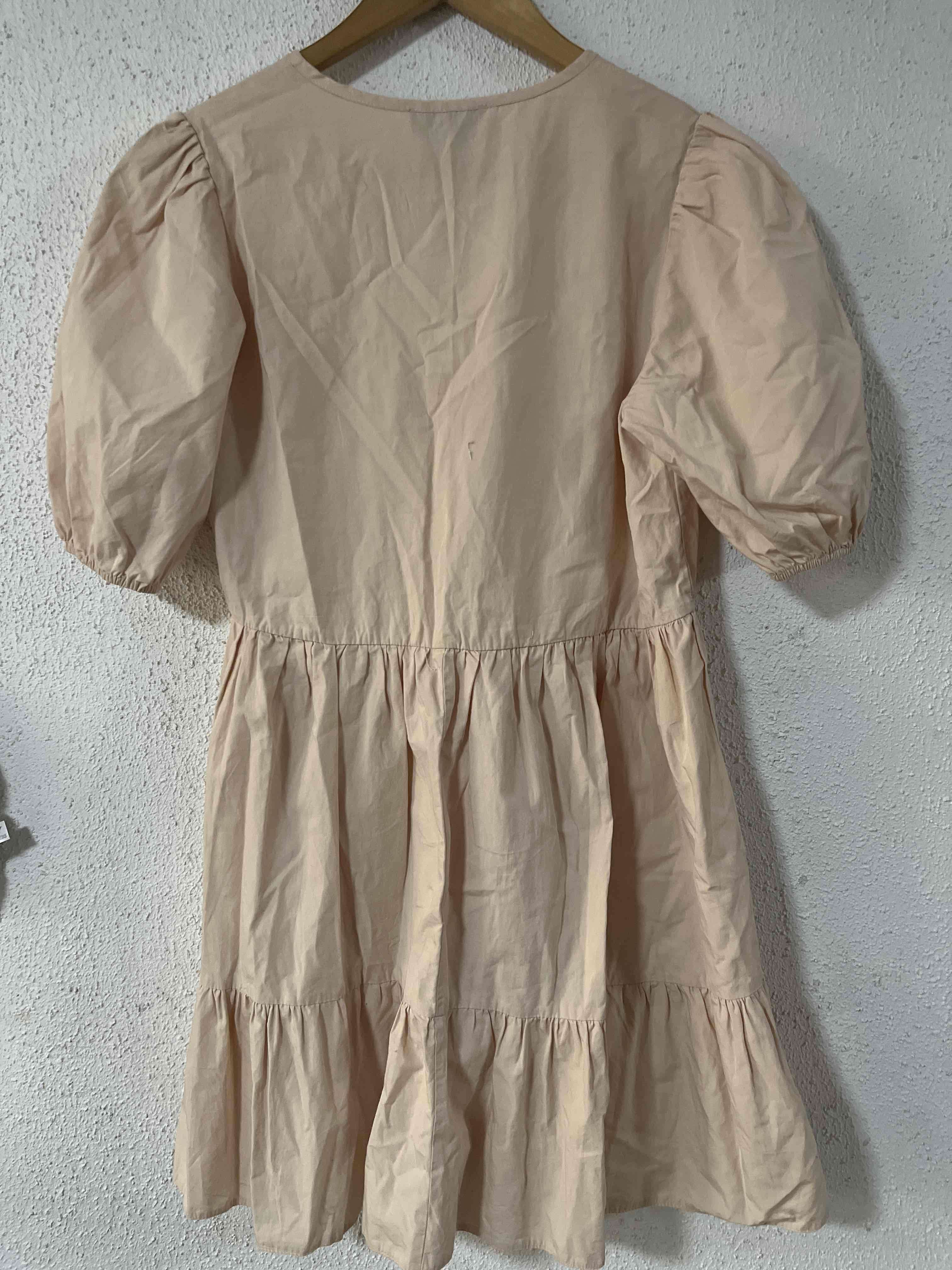 Vestido beige estilo envolvente - miniatura 4