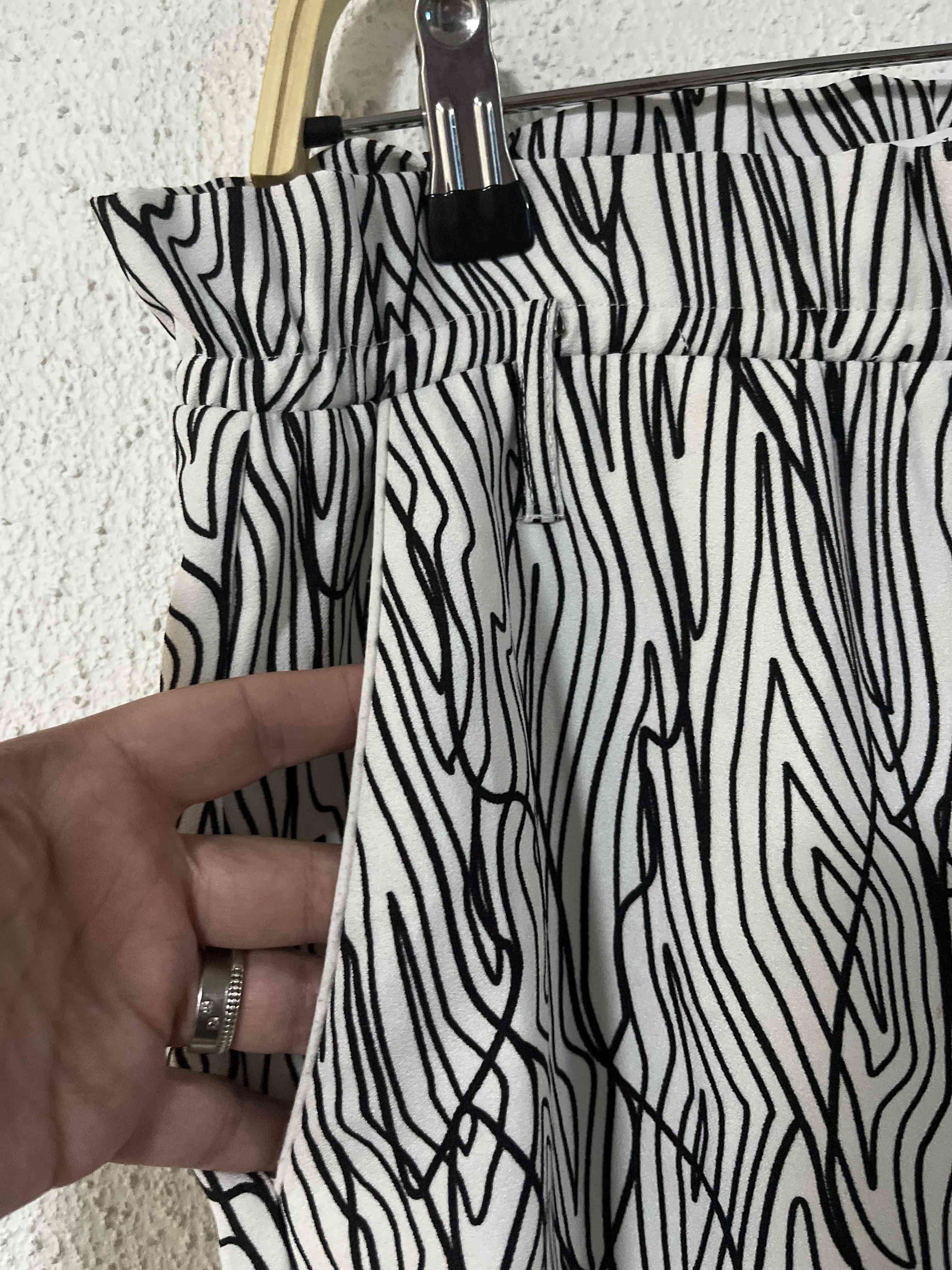 Pantalones estampado blanco y negro - miniatura 3