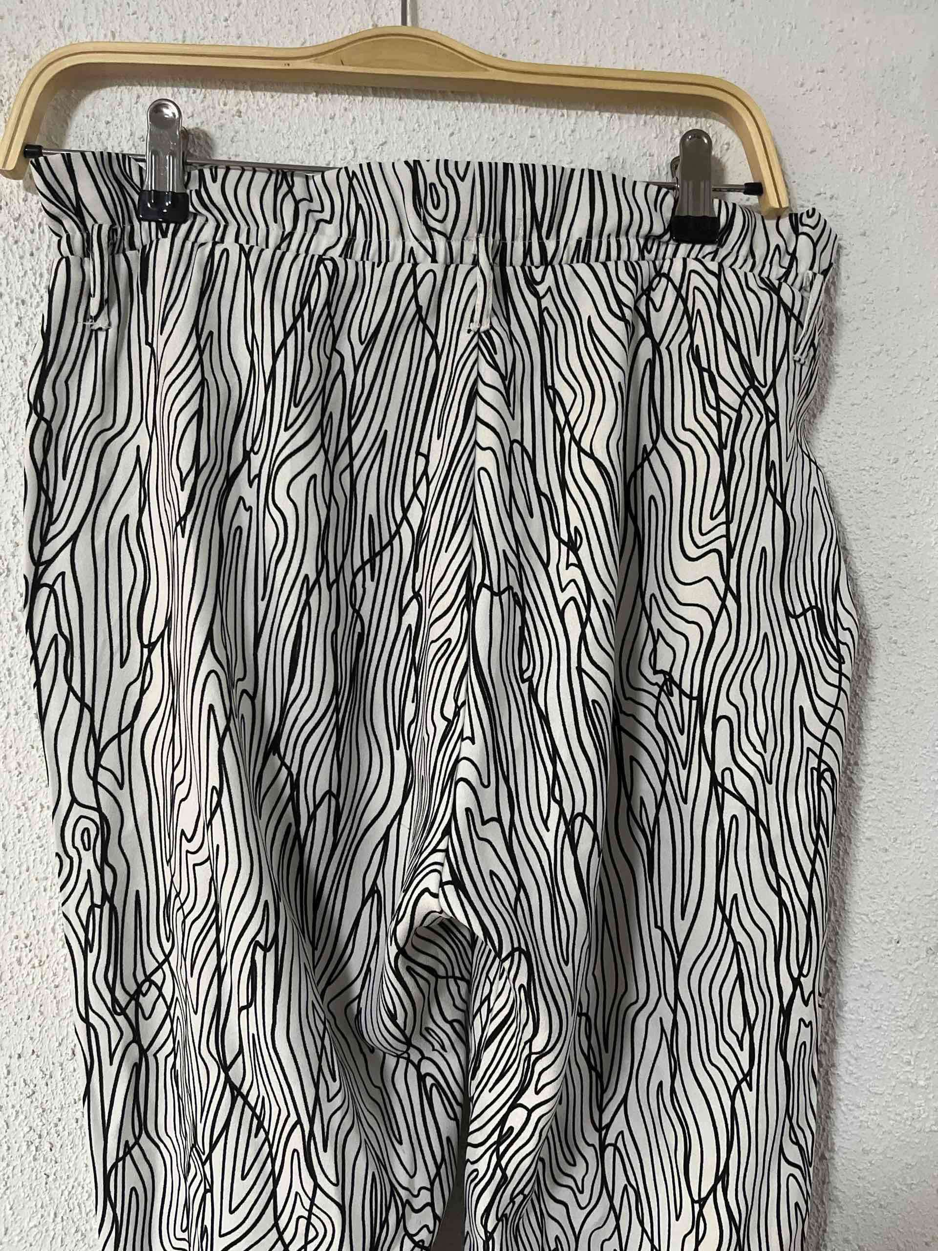 Pantalones estampado blanco y negro - miniatura 4